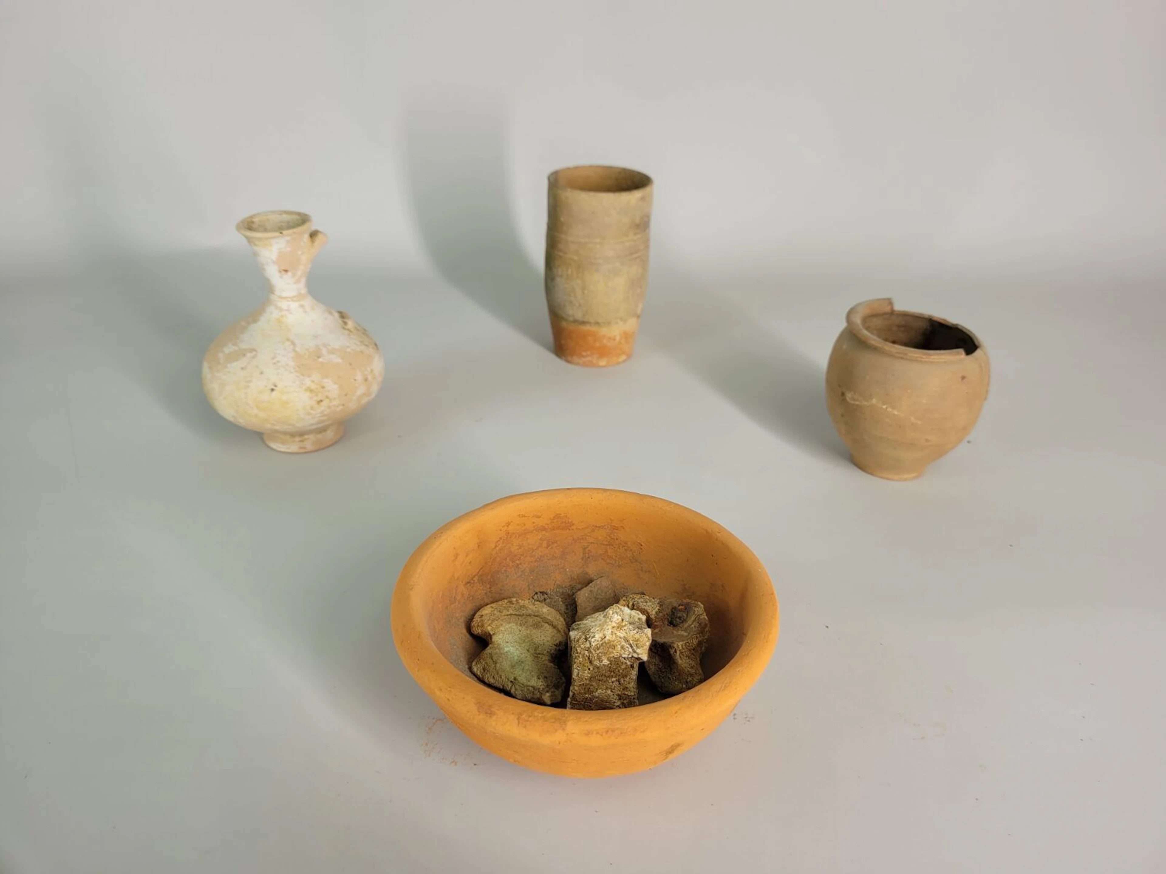 Set of 4 ceramics comprising a large, intact beaker with pla - Lot 63