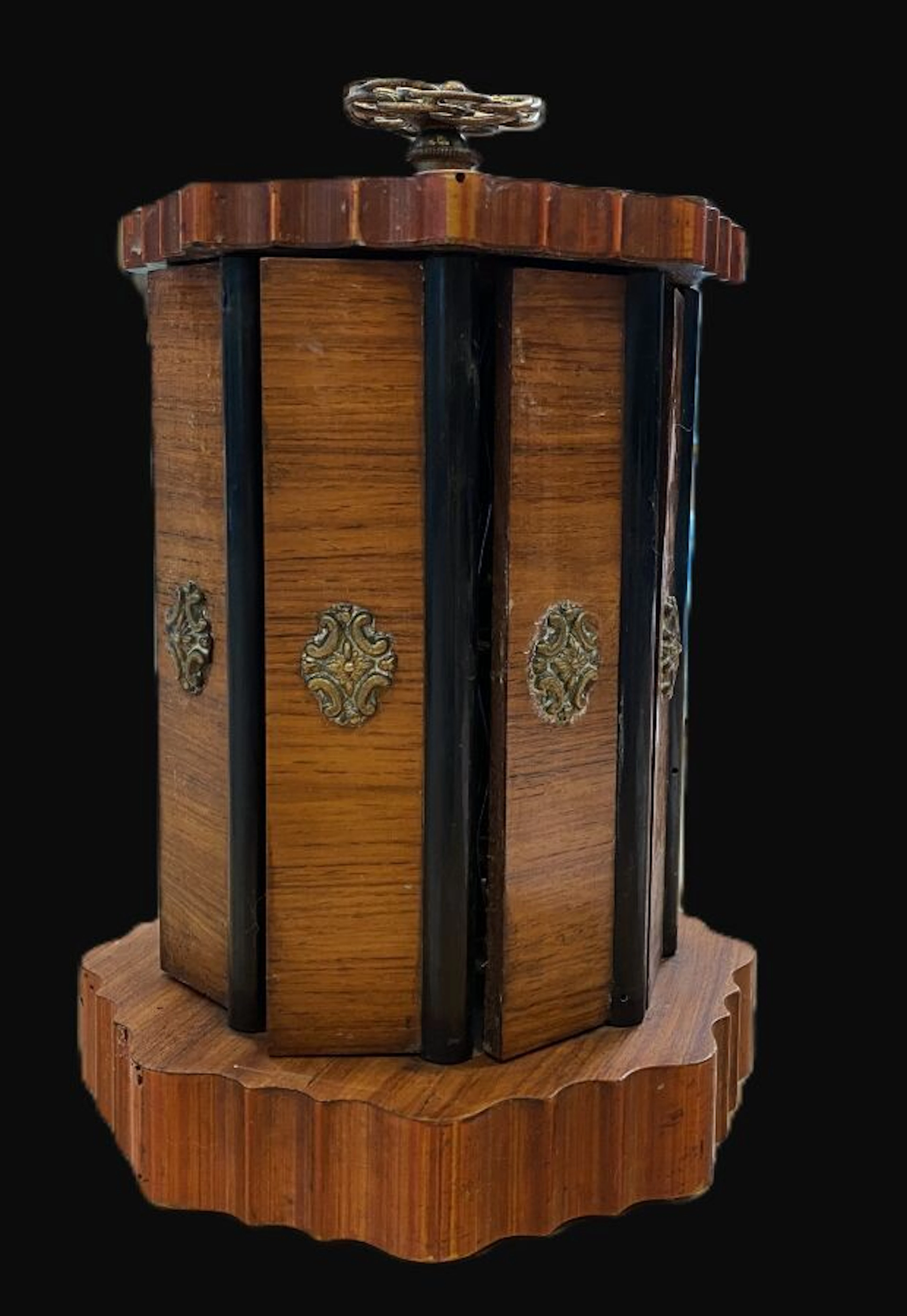 Cigar box in natural wood and veneer, gilded metal fretel. N - Lot 66