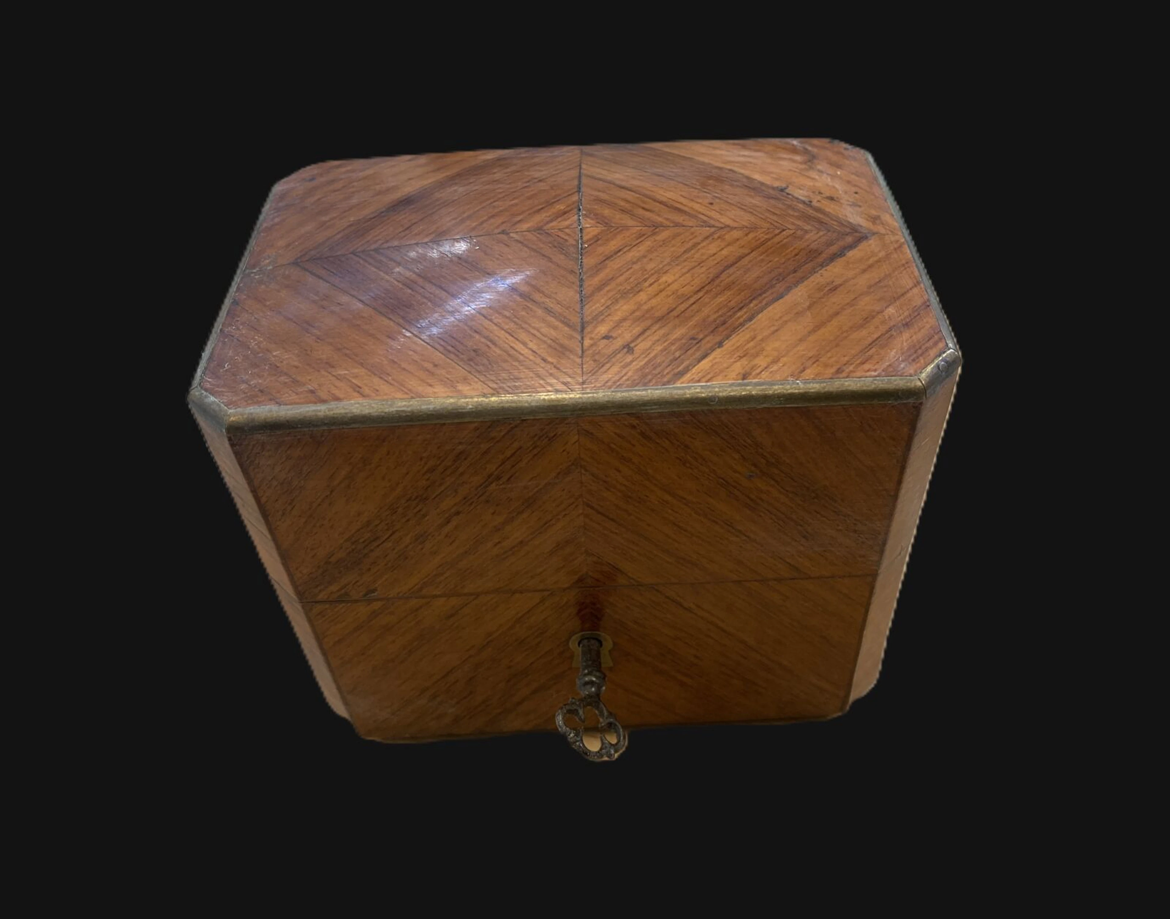 Wooden scent box with 2 glass and gilded metal bottles decor - Lot 80