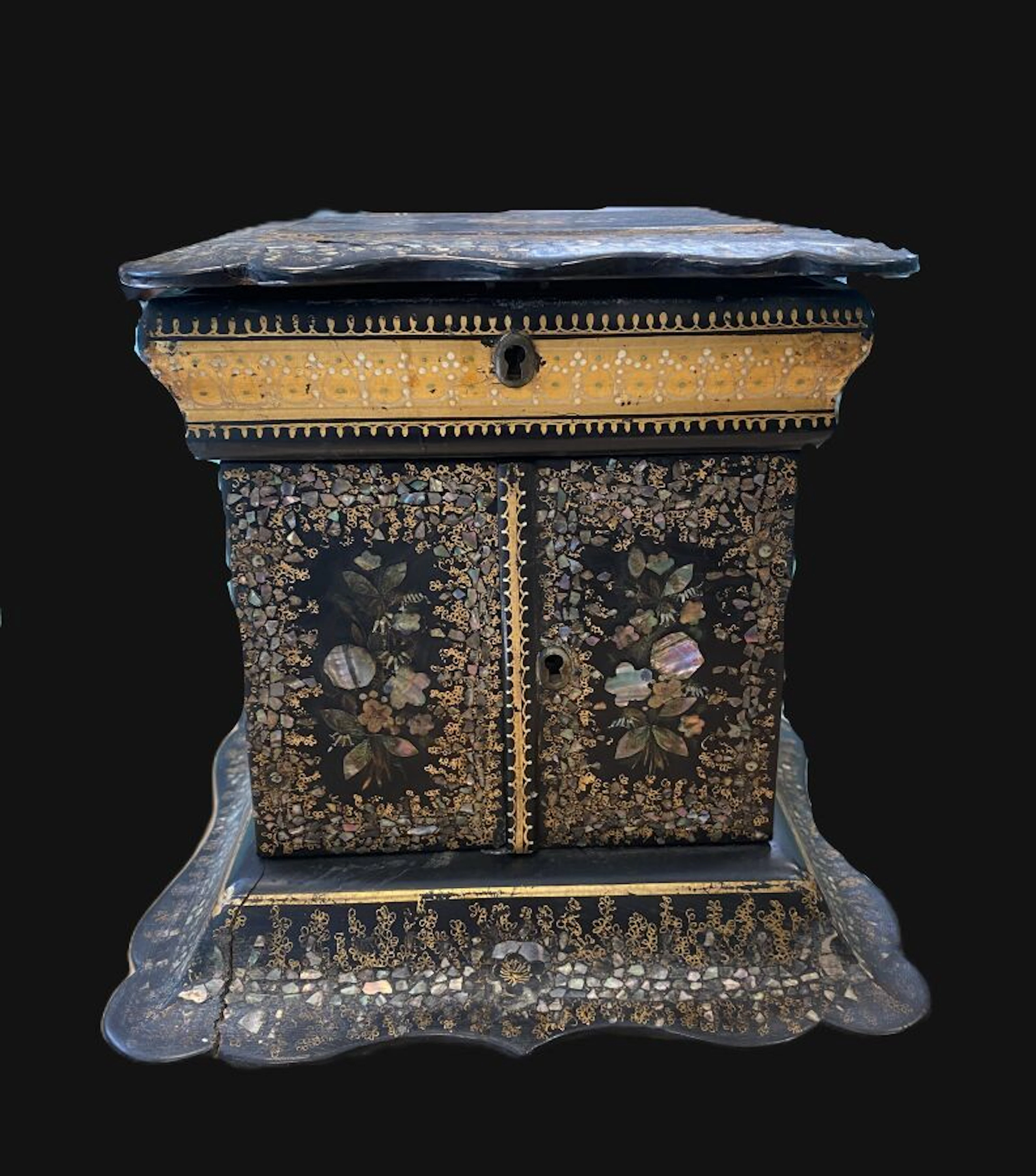 Book box in boiled cardboard decorated with mother-of-pearl - Lot 89