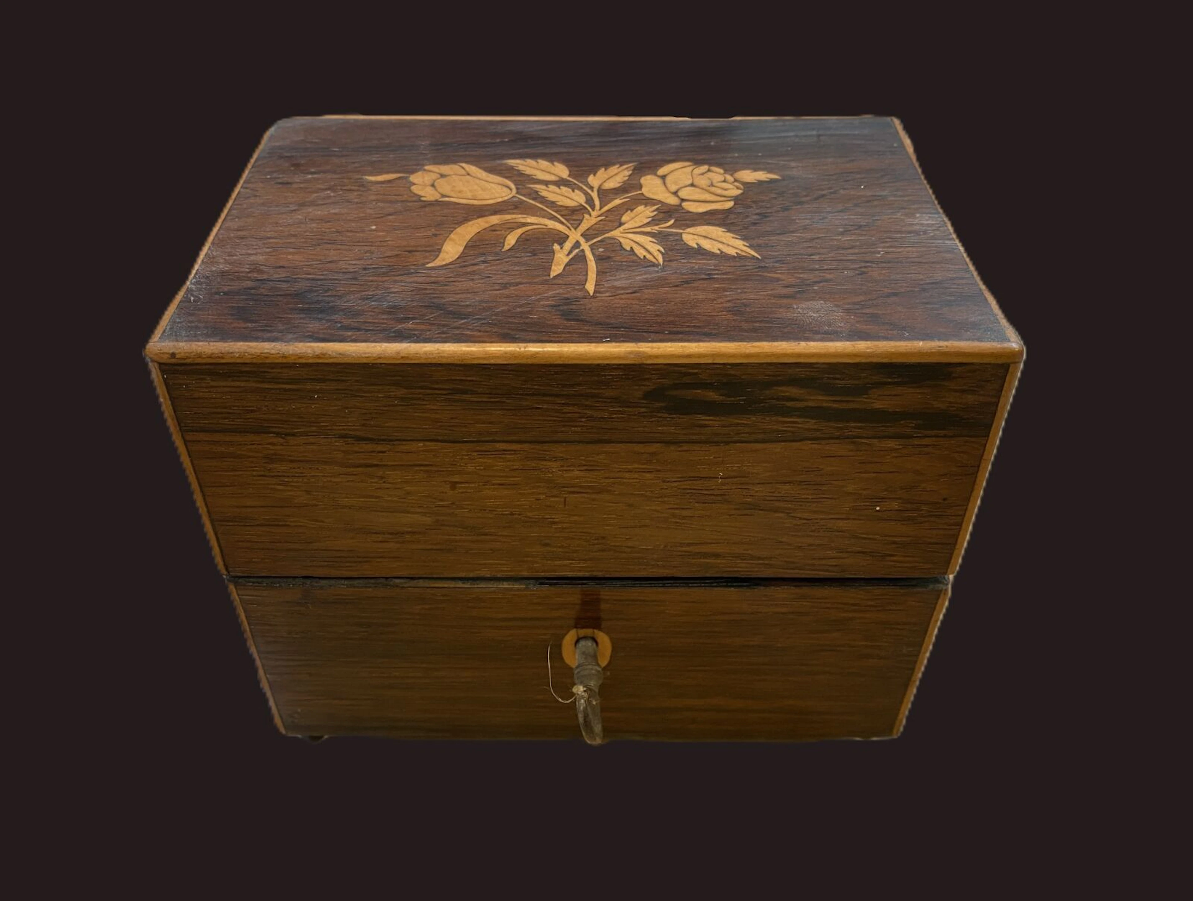 Natural wood and veneer scent box including 2 porcelain flas - Lot 77