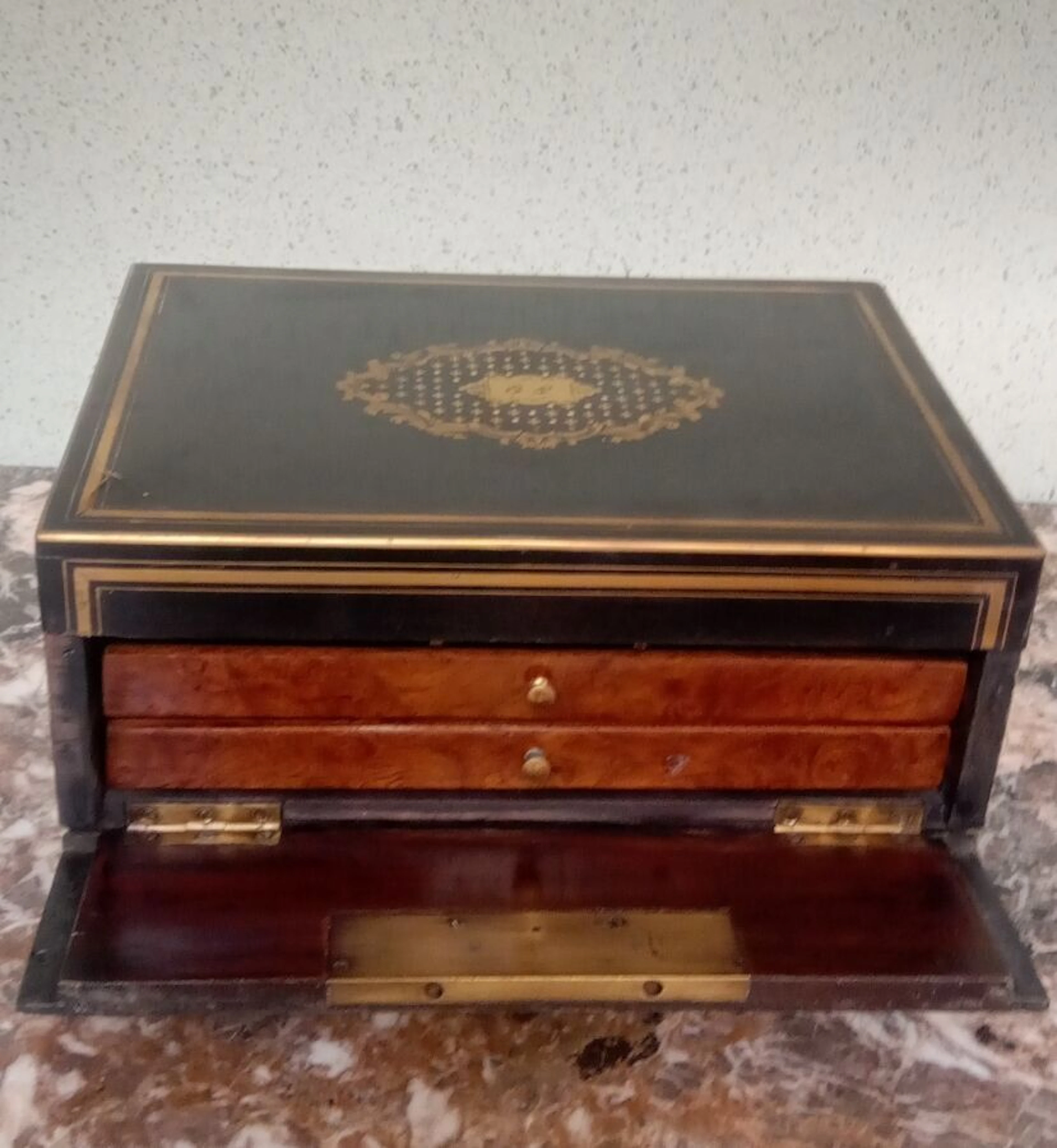 Blackened wood cigar box decorated with brass marquetry, mon - Lot 93