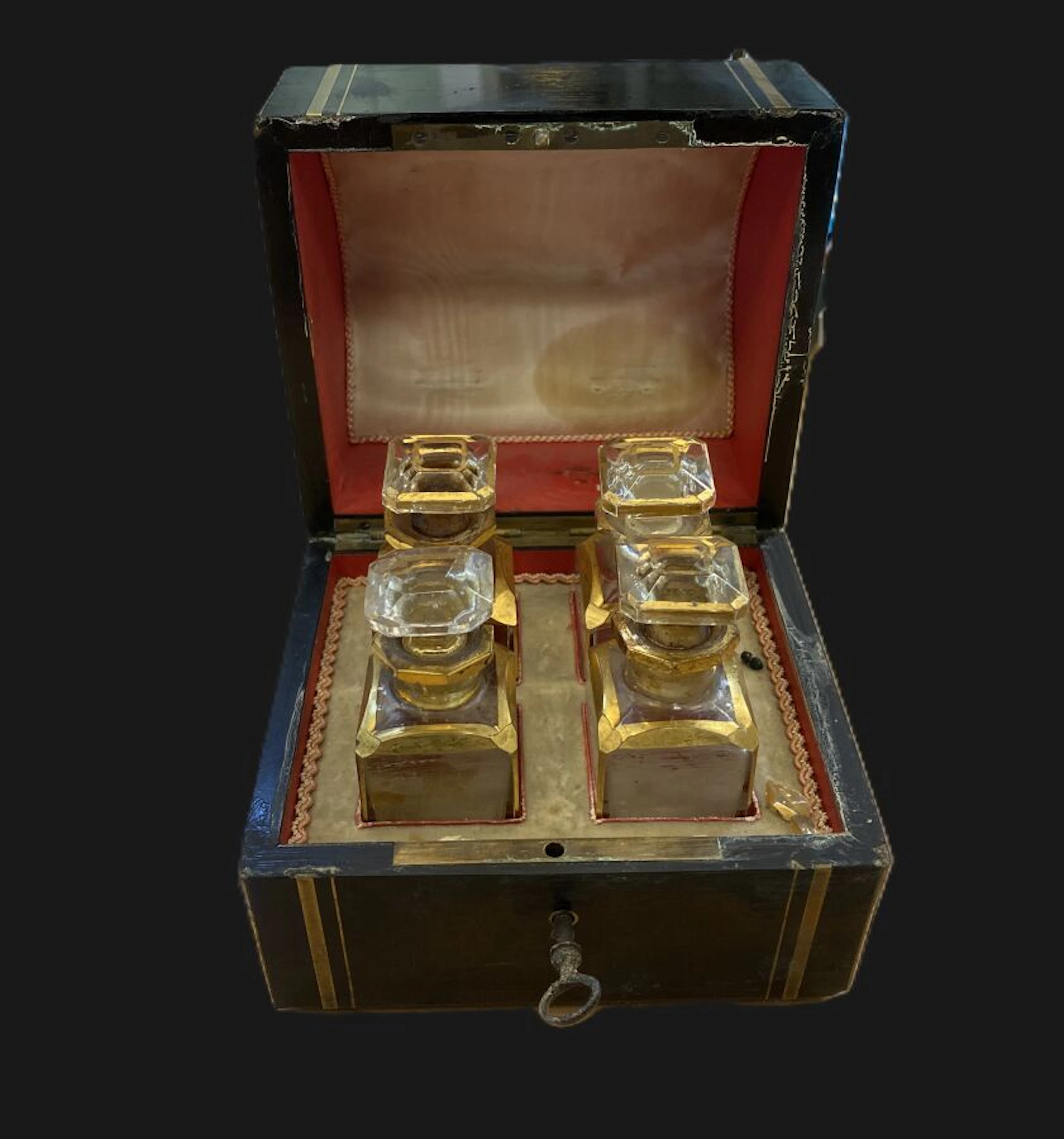 Scent box in blackened wood and brass inlays, holding 4 glas - Lot 76