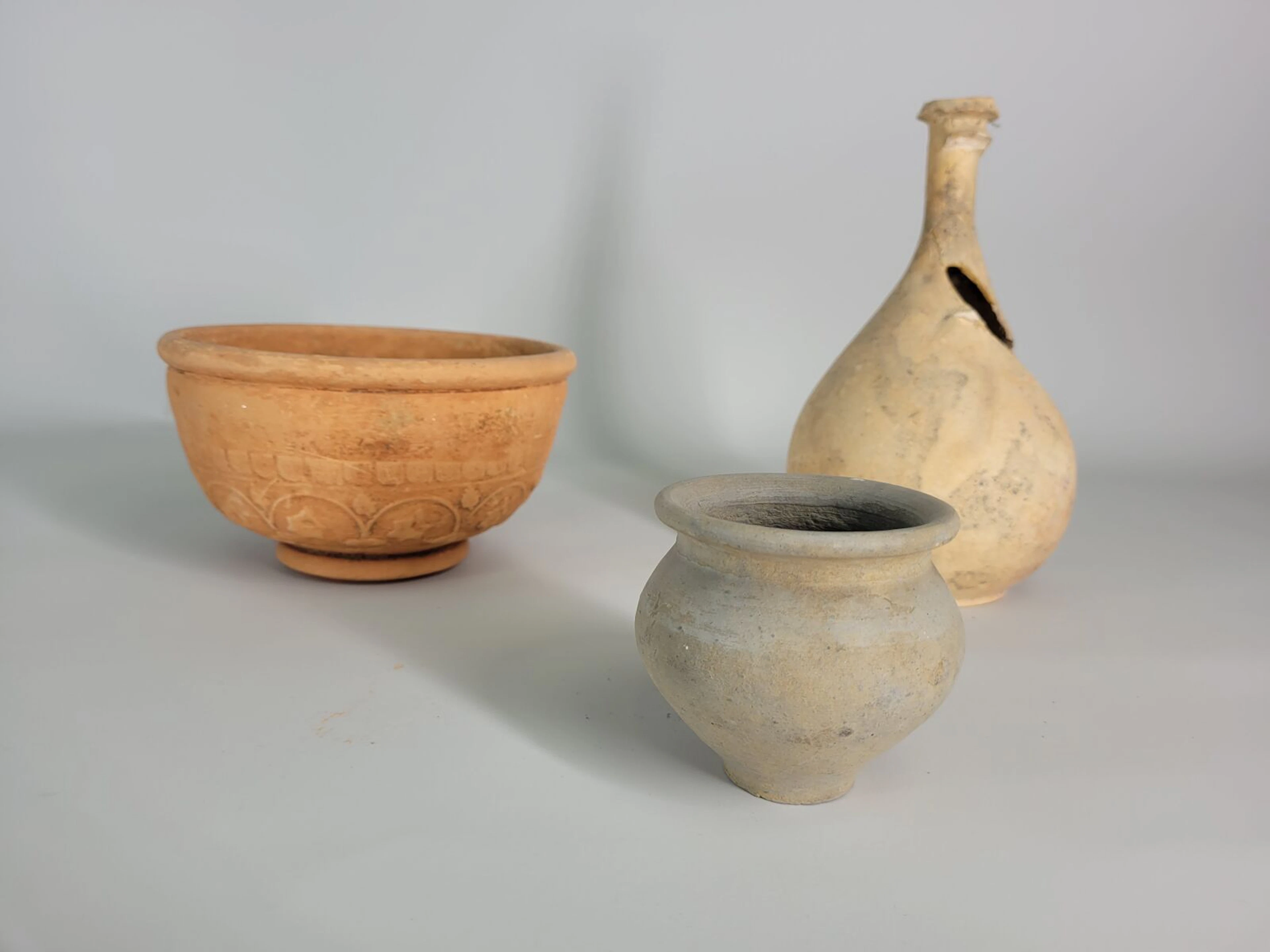 Set of three ceramics consisting of a Sigillee bottle, neck - Lot 60