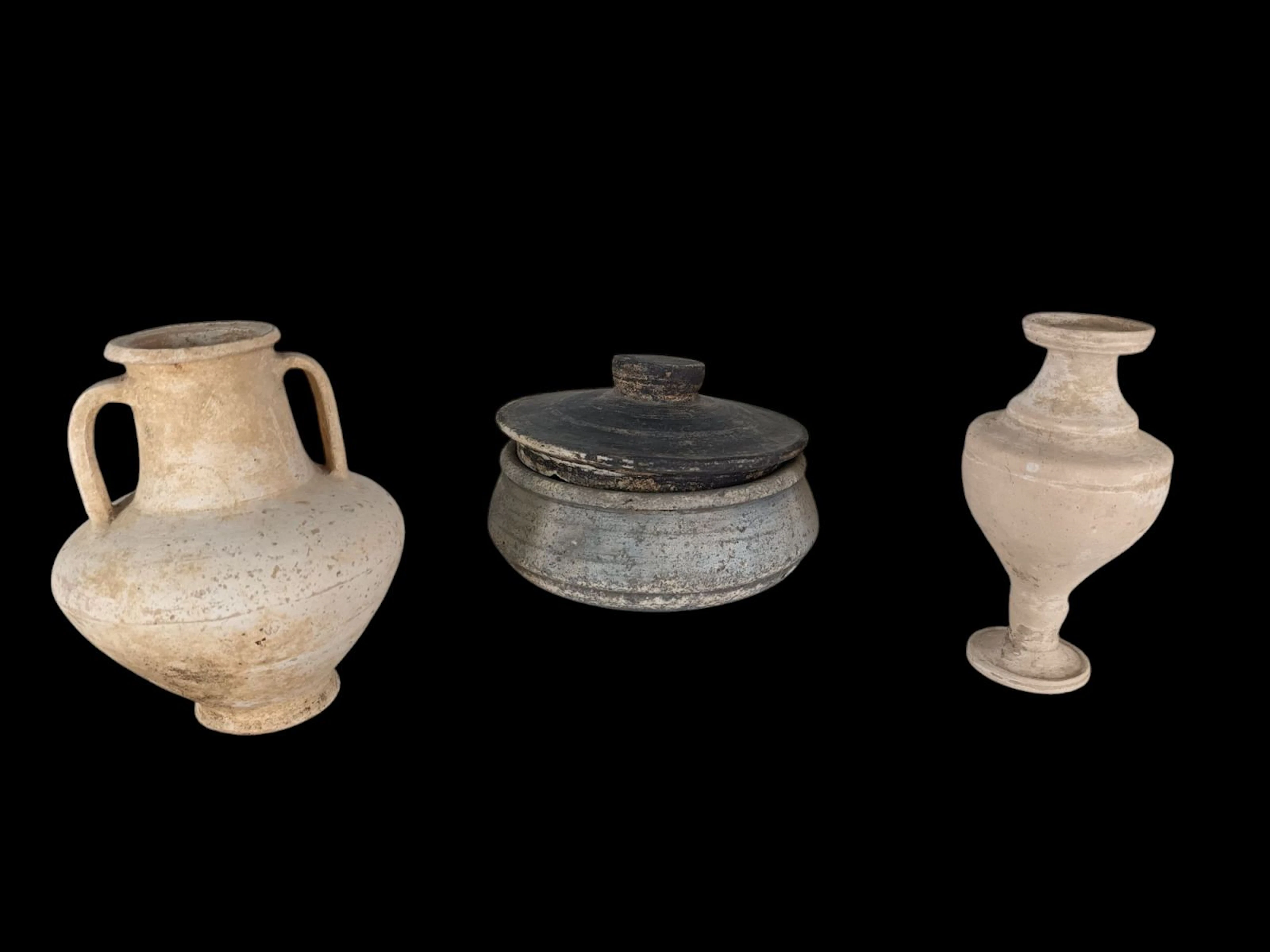 Very fine set of 3 Roman ceramics, 1st-2nd century A.D.; in - Lot 65