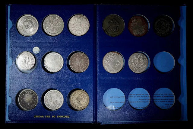 MIXED LOTS. Group of Mixed Silver Crowns (19 Pieces), 18th to 20th