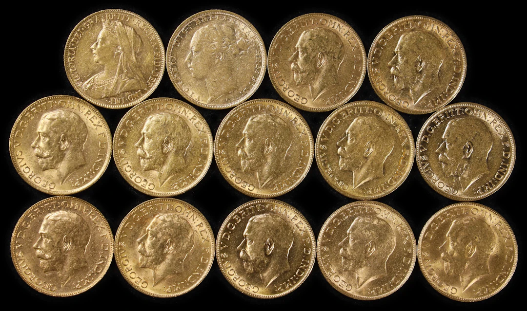 (3.297 oz, 102.55 g AGW). Mixed World. Lot of (14) Mixed Date Gold Sovereigns.