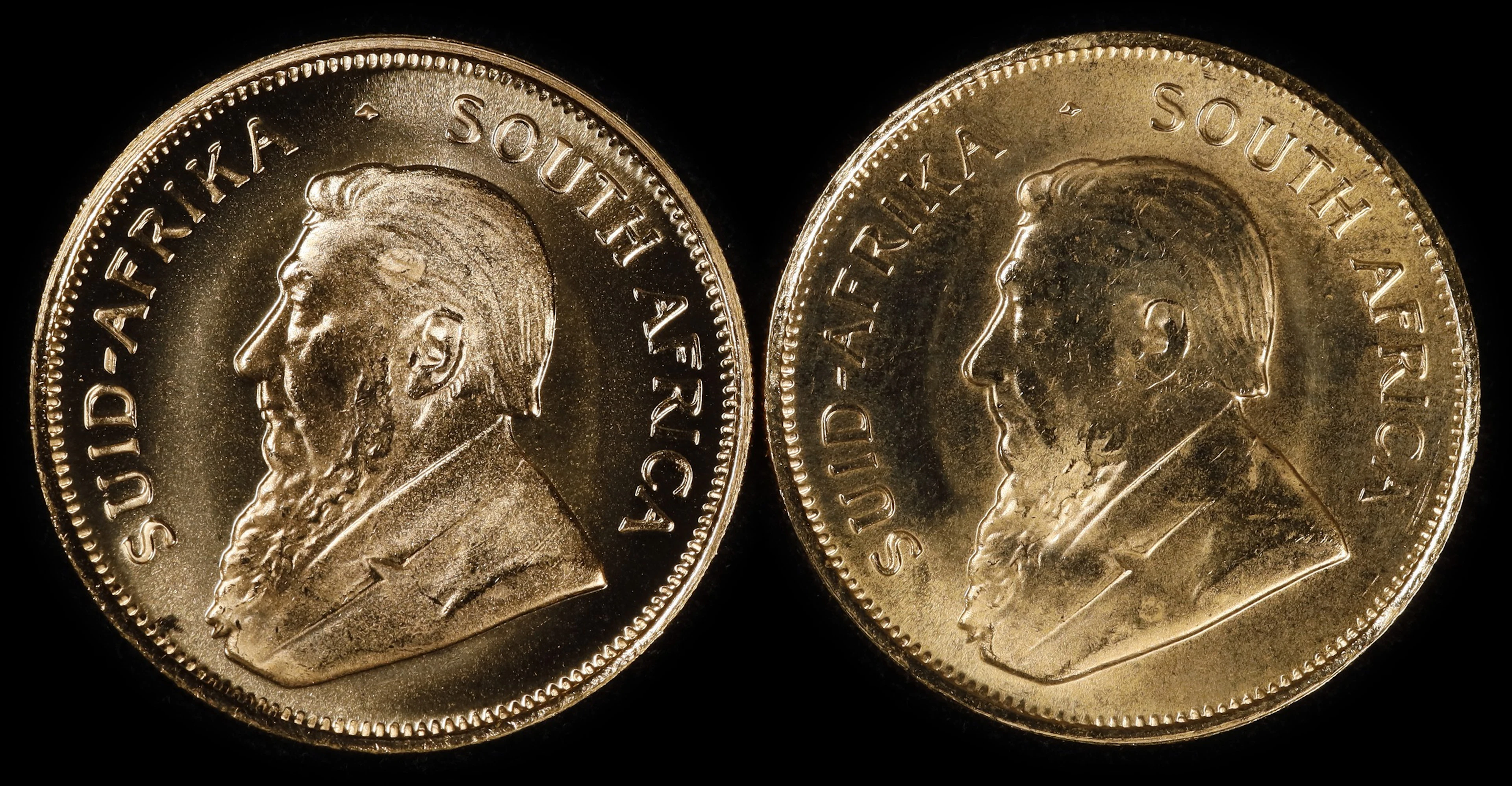 (1 oz, 31.104 g AGW). South Africa. Lot of (2) Mixed Date 1/2 oz Gold