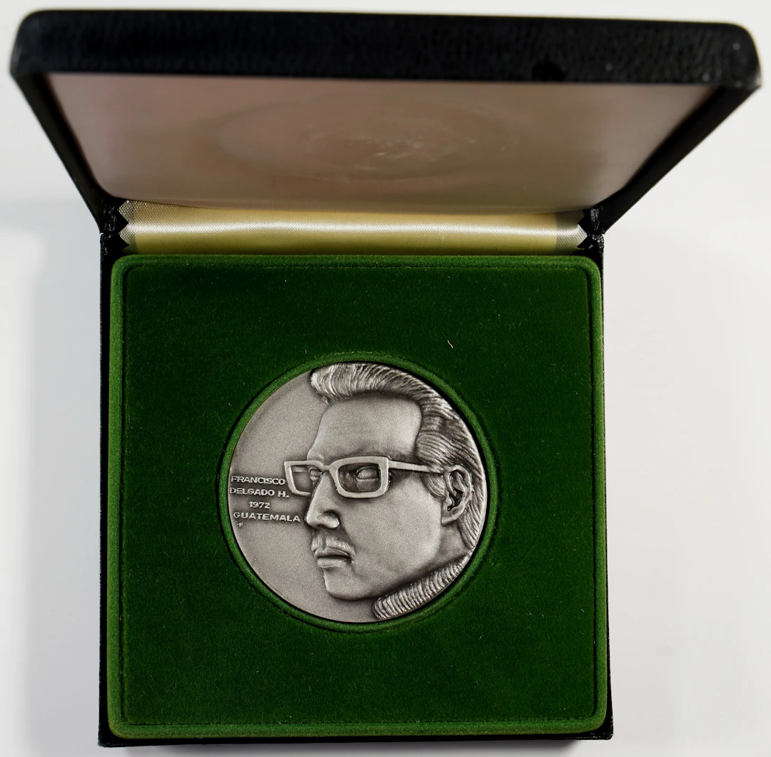 (6.44 oz, 200.312 g ASW). Franklin Mint 1972 Francisco Delgado H.