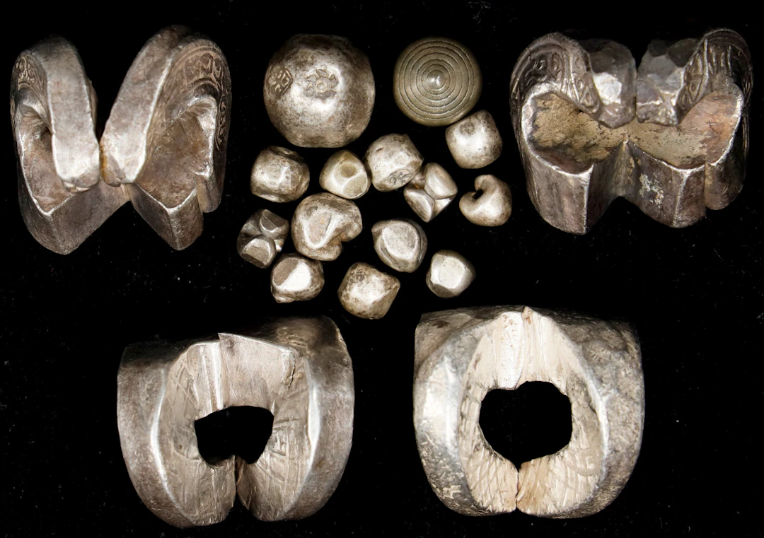 (◊) THAILAND. Group of Elephant Tusk & Bullet Monies (18 Pieces)
