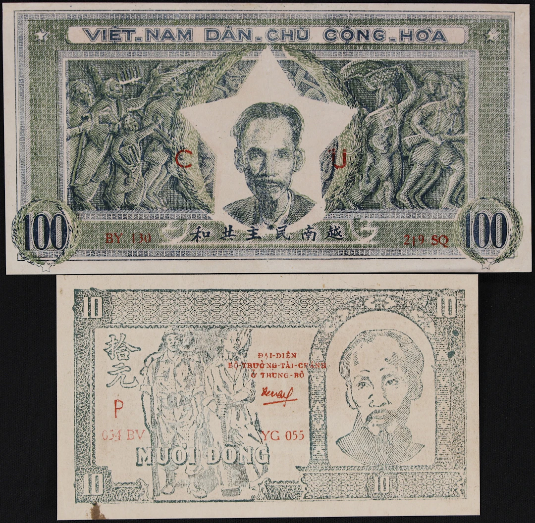 VIETNAM. Lot of (2). Viet-Nam Dan-Chu Cong-Hoa. 10 & 100 Dong, ND