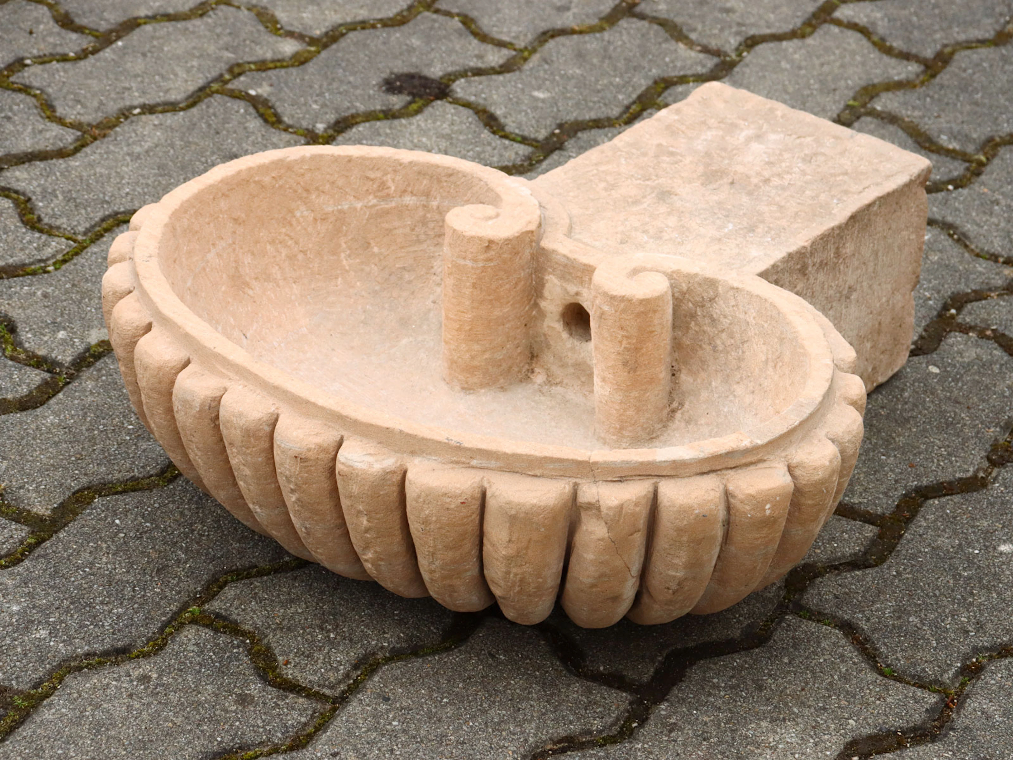 Garten - Sandsteinobjekt - Wandbrunnen