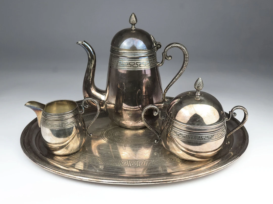 Henniger - Kaffeekern auf Tablett