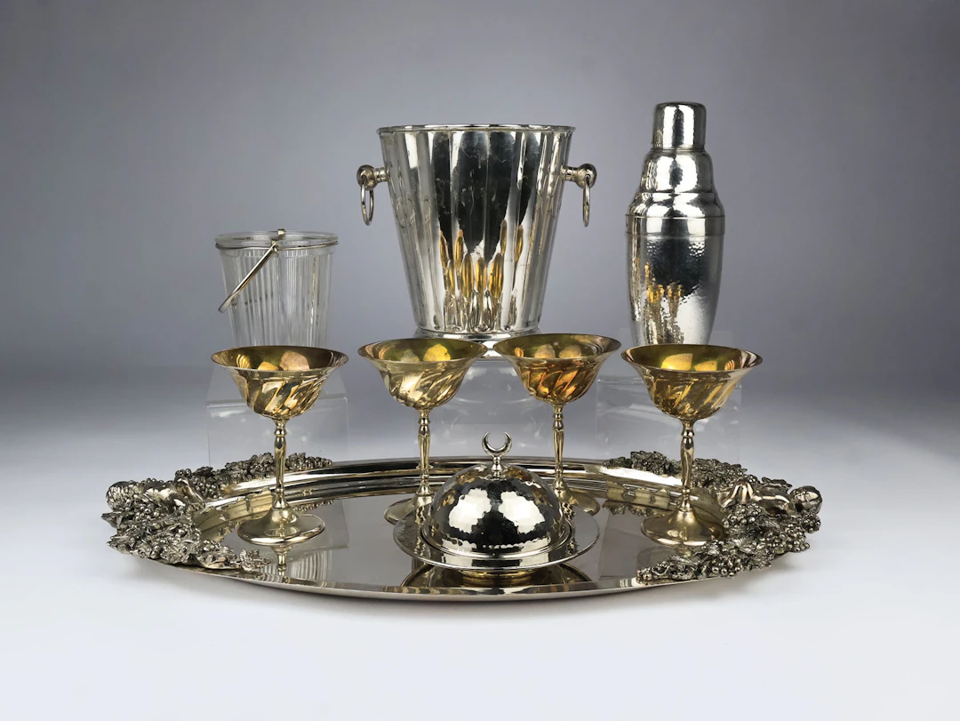 Konvolut - Champagnerkelche, Tablett, Sektkühler u.a.