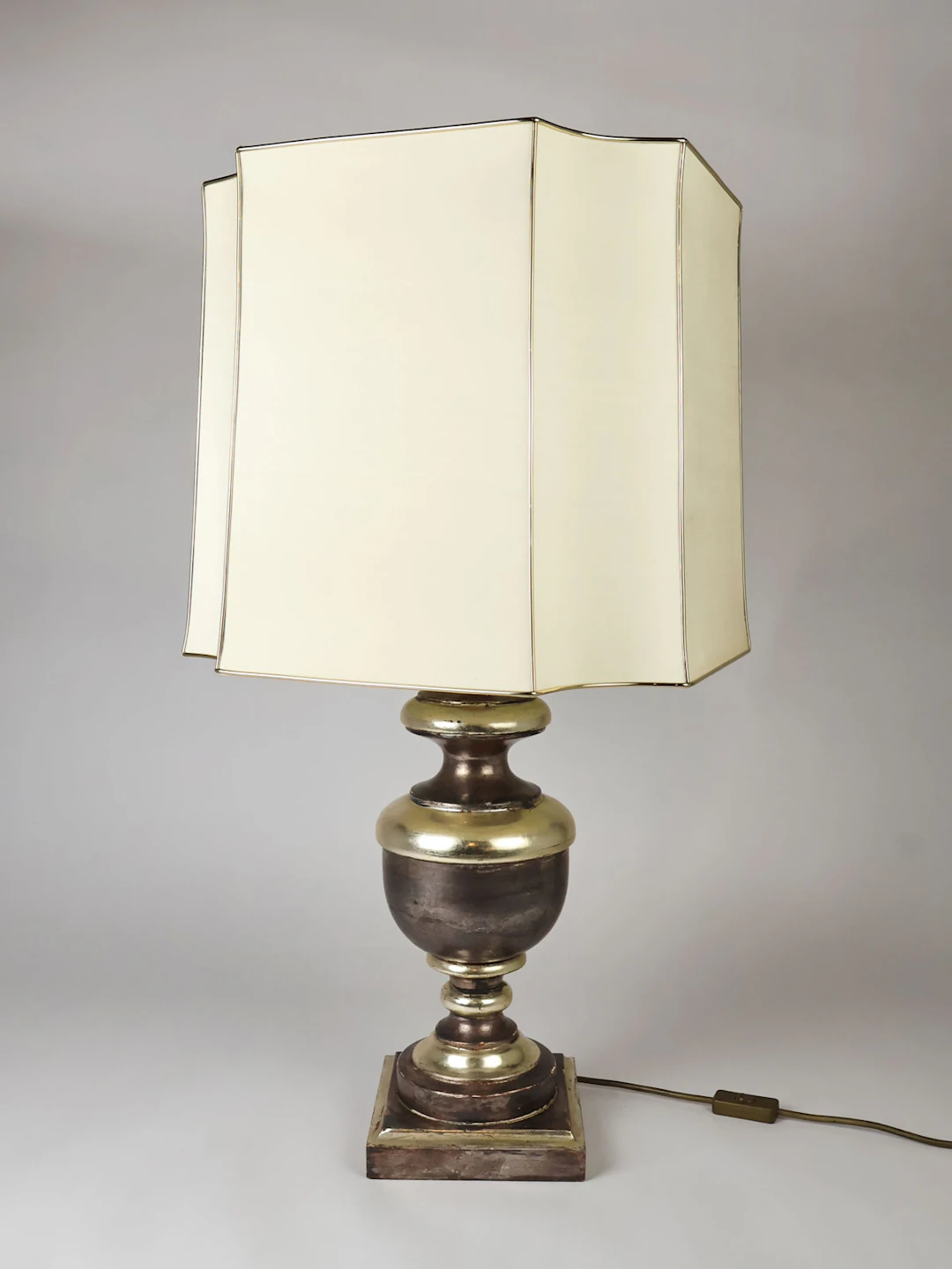 Große Tischlampe