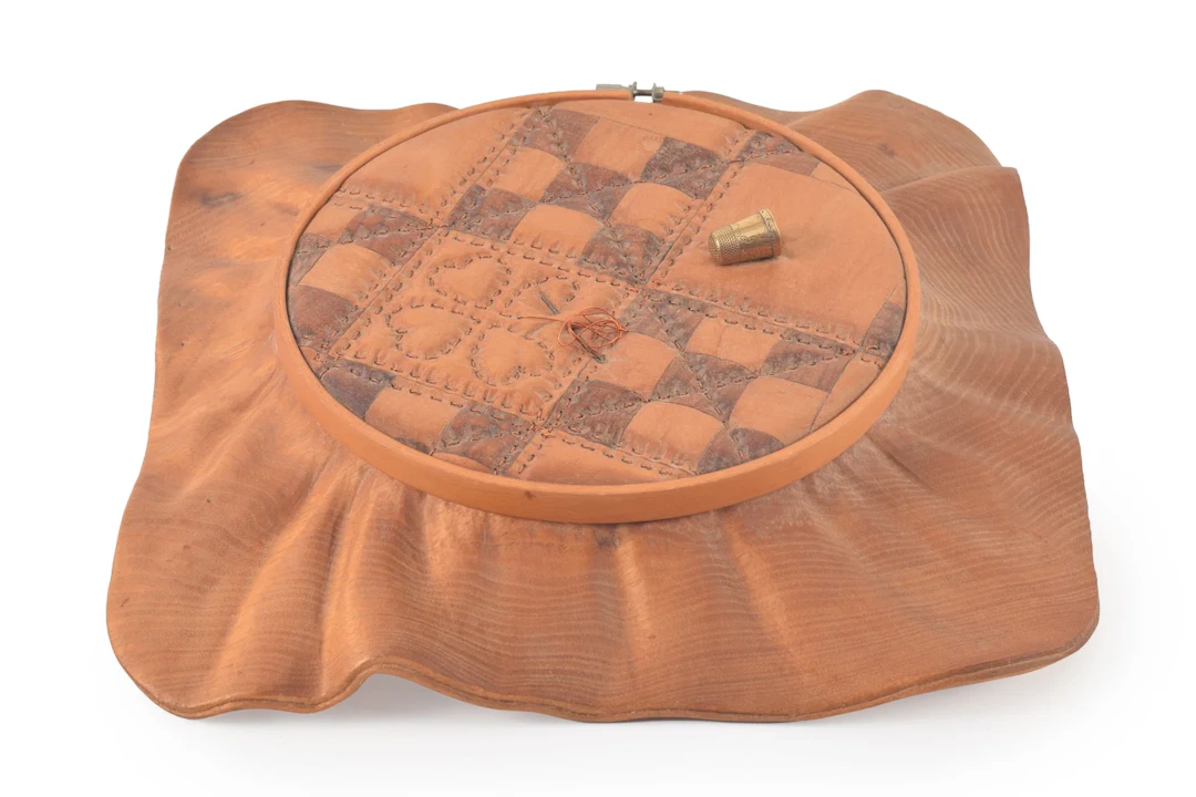 Michelle Holzapfel. "Nine Patch Quilt". Trompe l'oeil wood carving