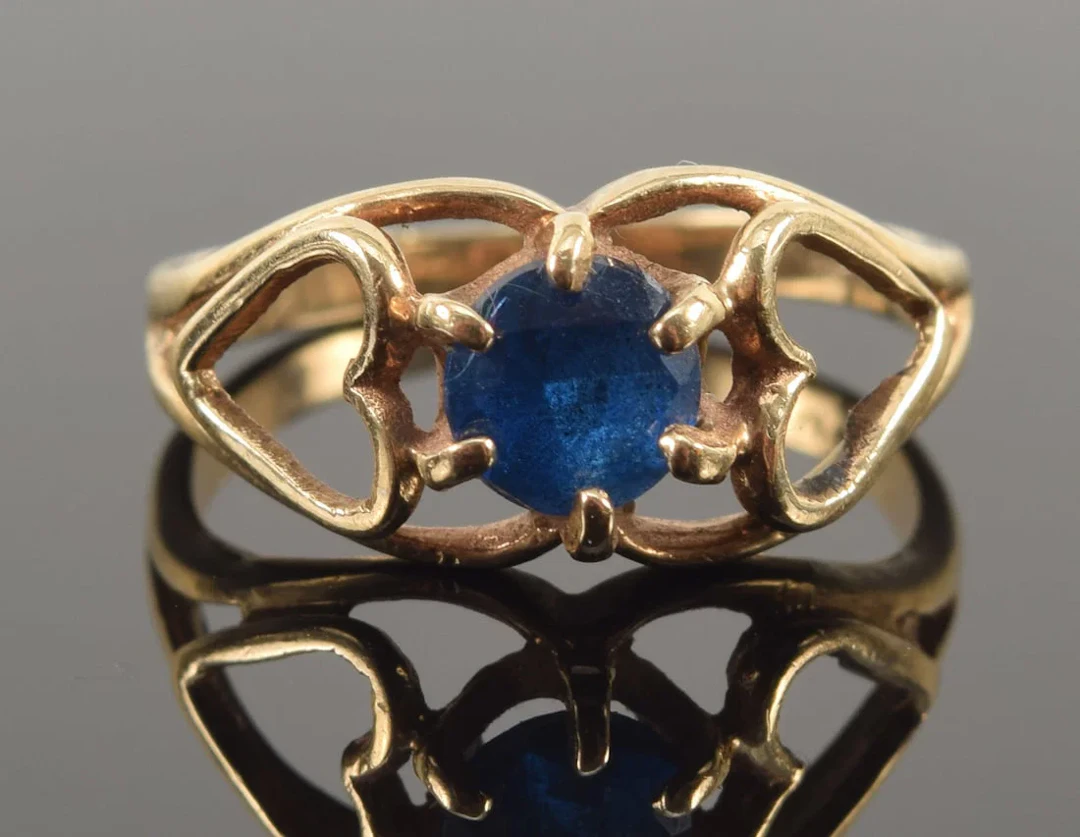 Vintage 14K gold sapphire ring. Round cut sapphire (4.8mm) in an open
