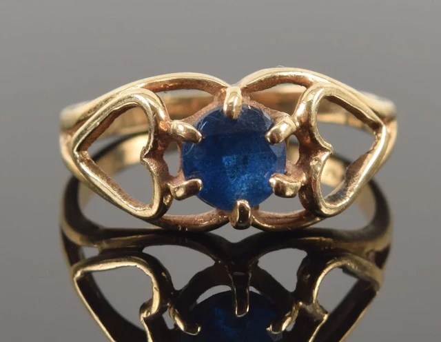 Vintage 14K gold sapphire ring. Round cut sapphire (4.8mm) in an open