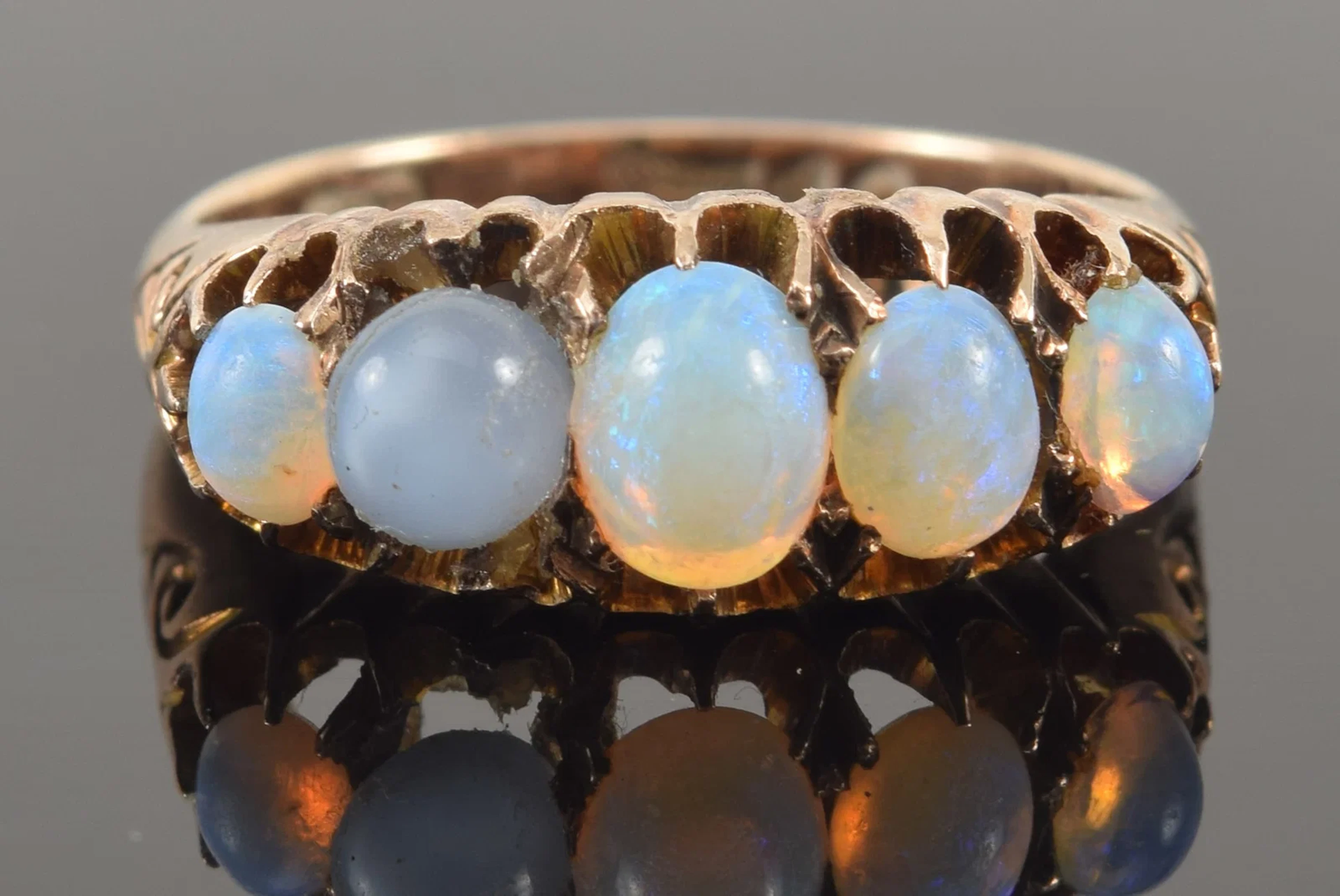 Vintage 10K gold English opal ring. 5 graduated opal stones, largest