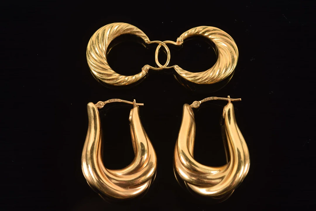 2 pairs of 18K gold earrings. 1in and 1.25in. Each marked 18K or 750.