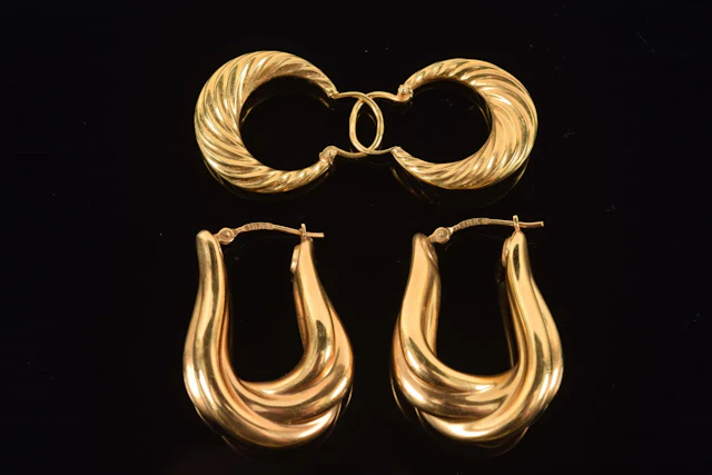 2 pairs of 18K gold earrings. 1in and 1.25in. Each marked 18K or 750.