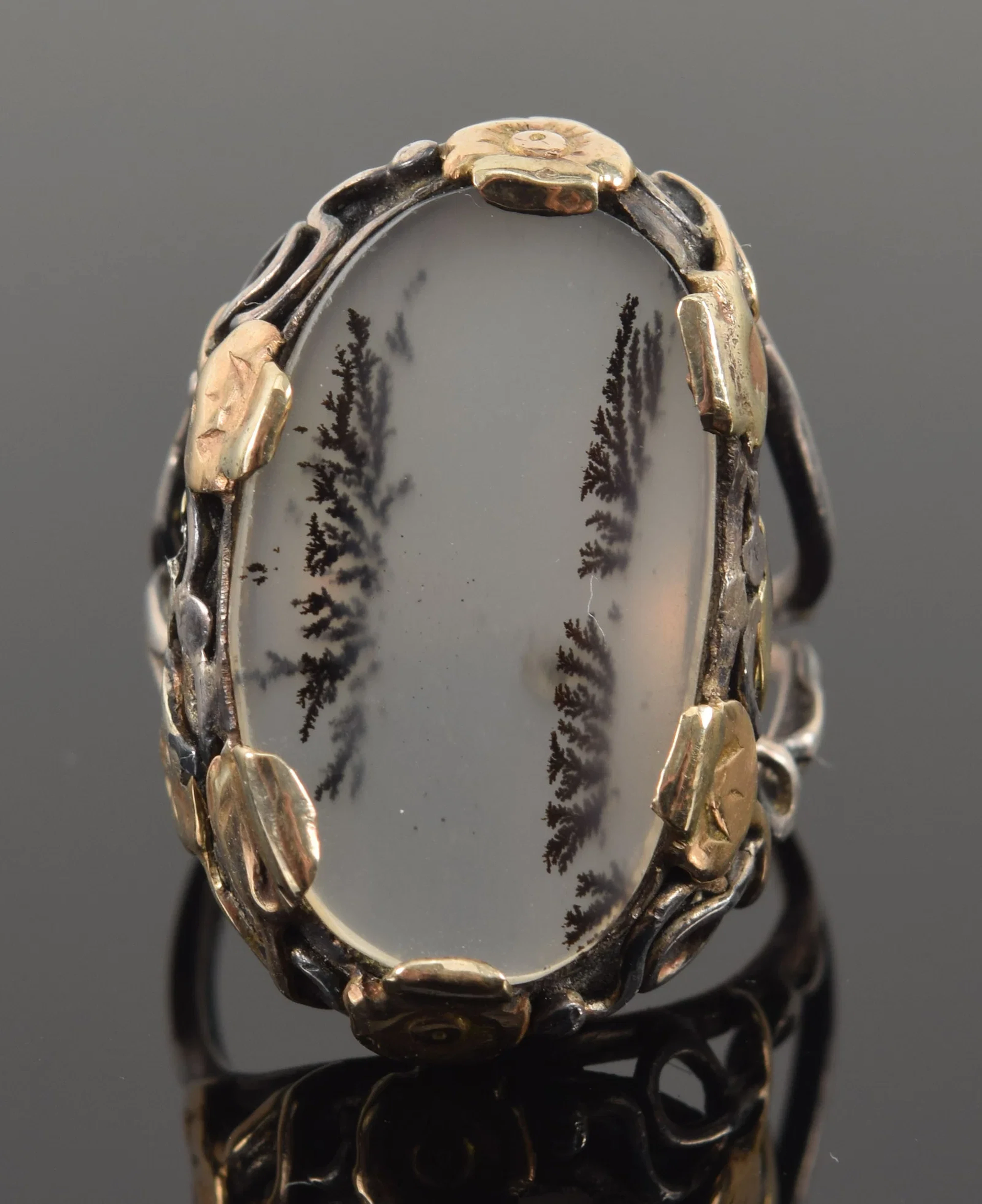 Sterling silver and gold agate mounted ring. Openwork setting with
