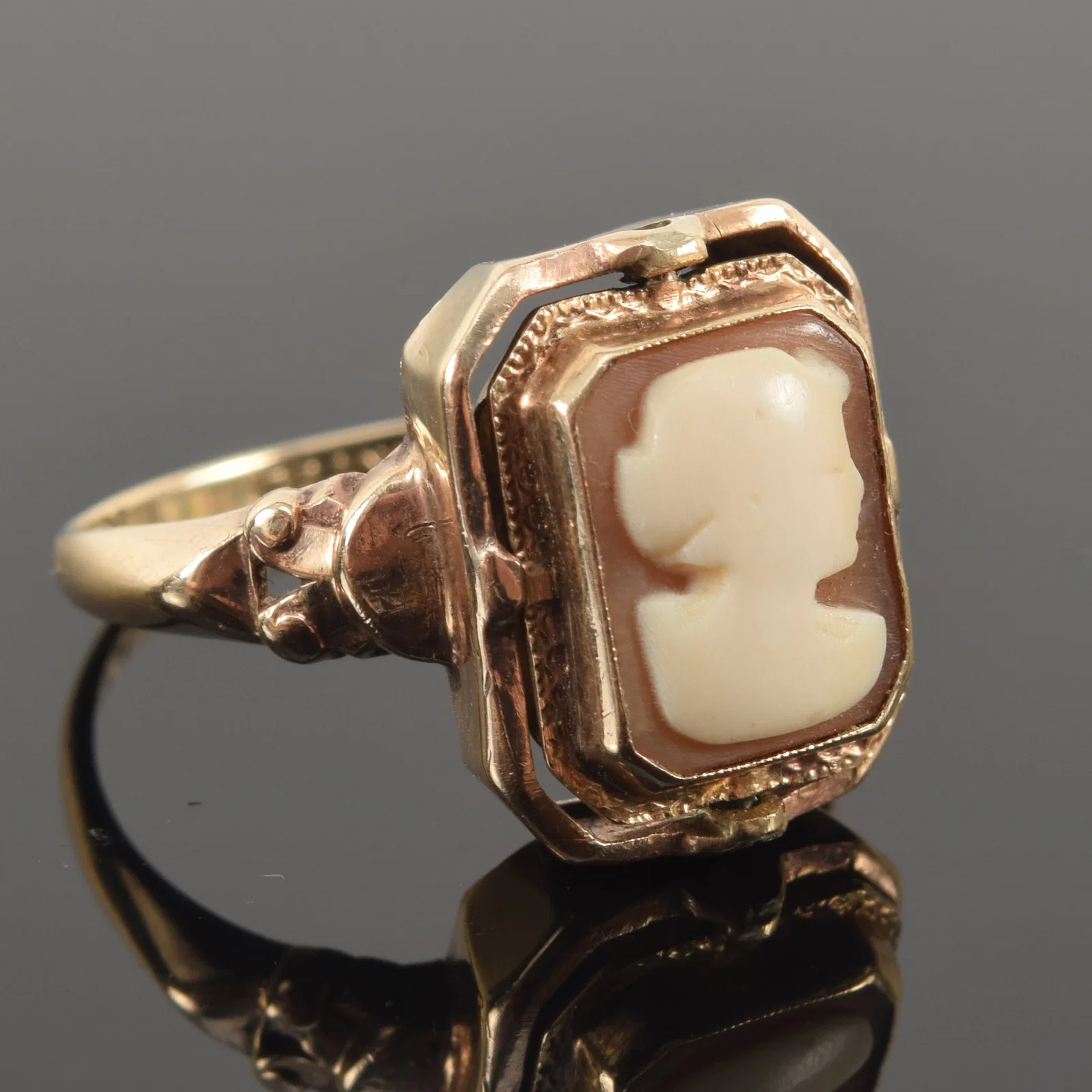 Victorian 10K gold flip ring. One side with a cameo, the other with