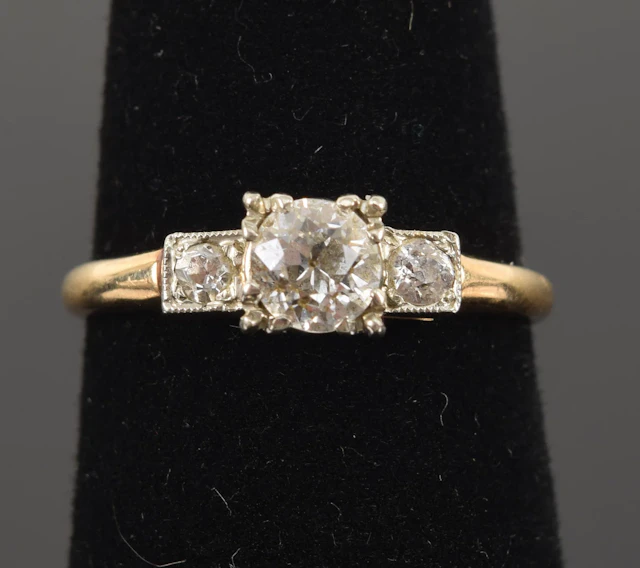 Vintage 14K gold diamond ring. Central round cut diamond measuring