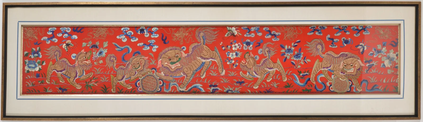 Chinese textile. Early 20th century. Silk and gold thread embroidery