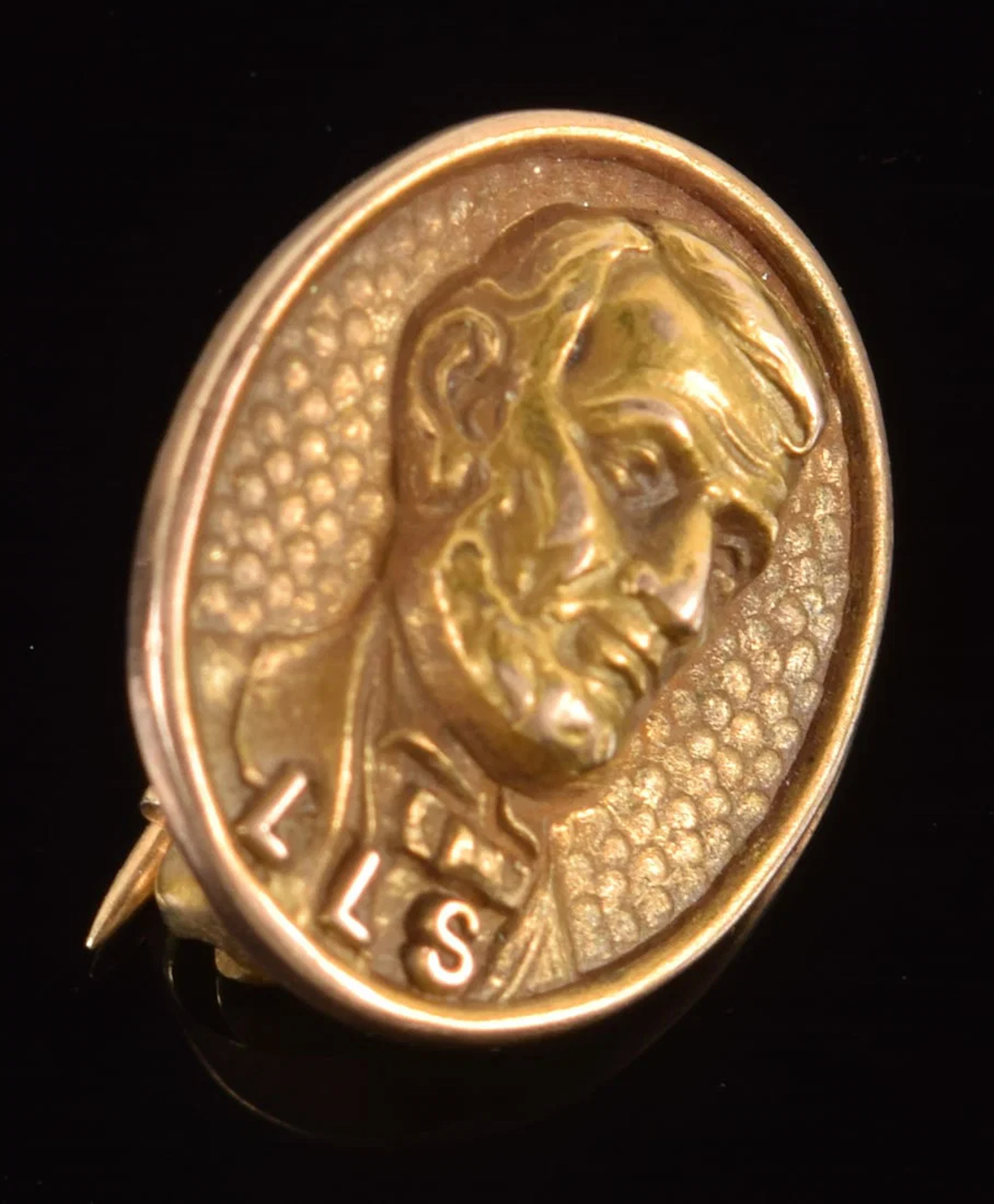 Abraham Lincoln 10K gold pin. Relief bust portrait of the president