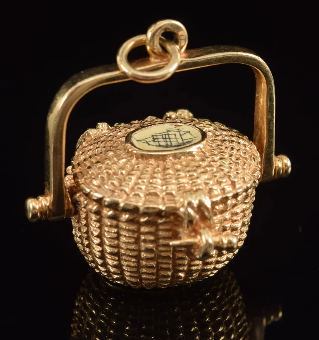 Glenaan Elliot 14K gold Nantucket basket pendant. Scrimshaw style