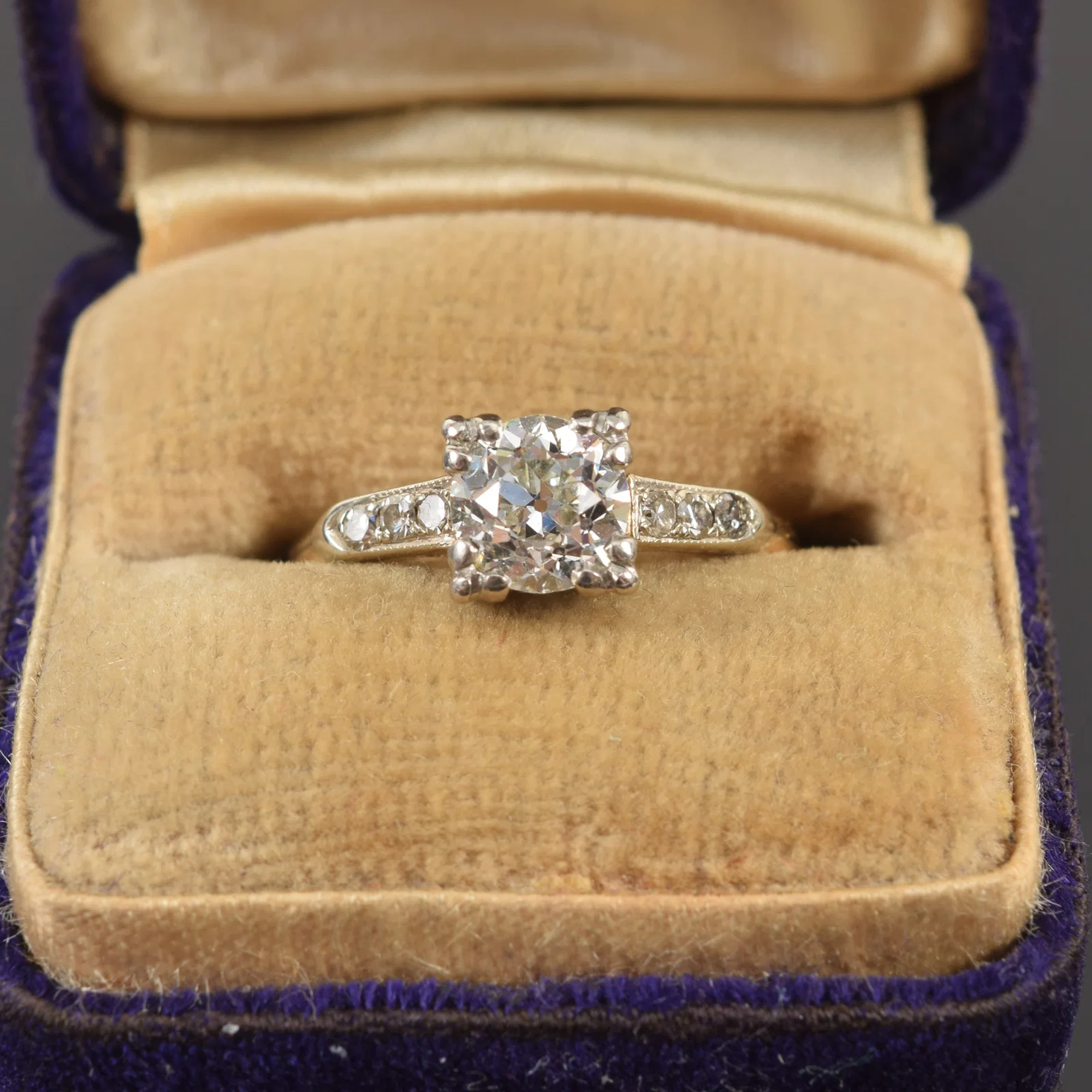 Vintage 14K gold diamond solitaire ring. Central round brilliant cut