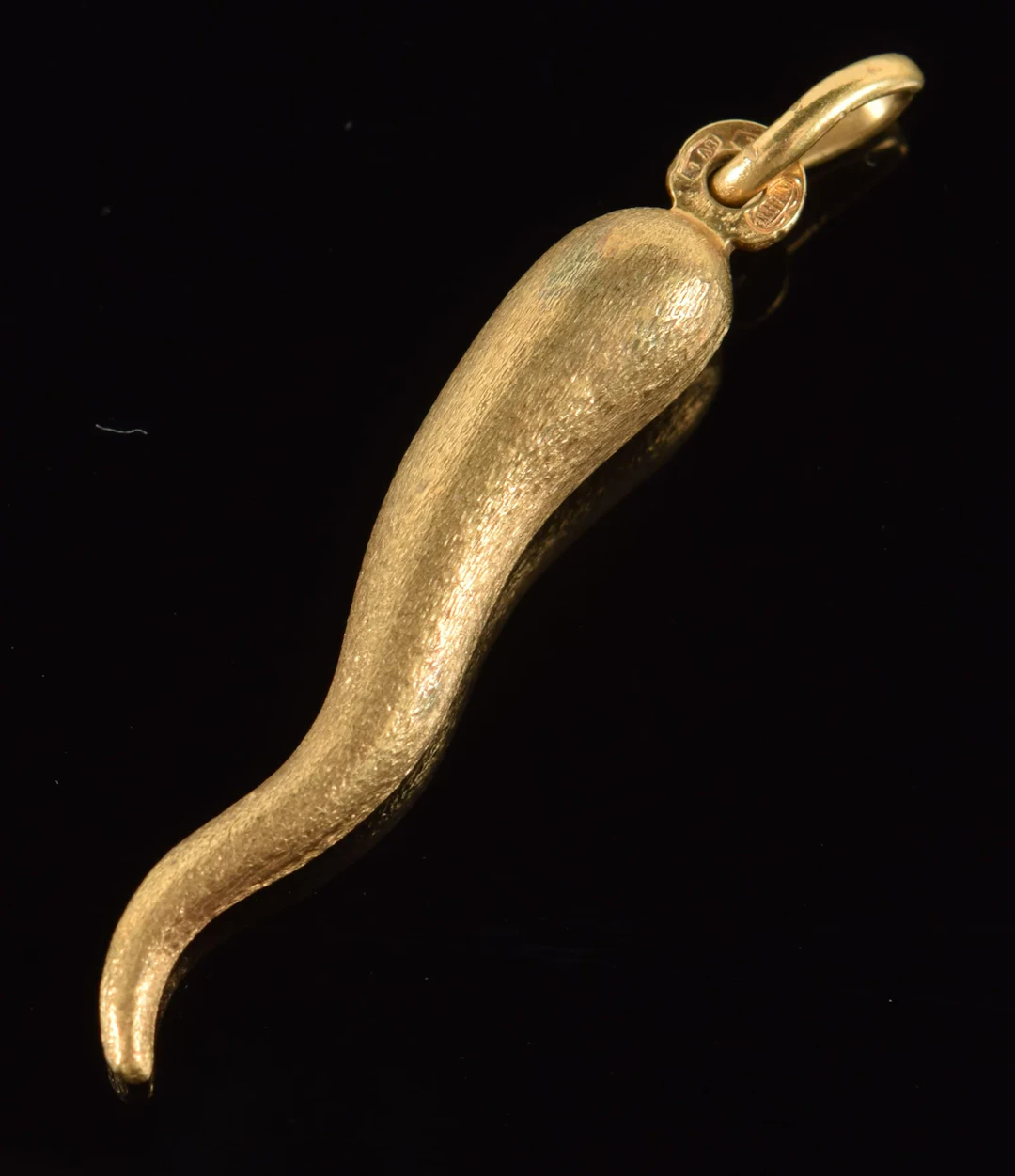 18K gold chili pepper pendant/charm. 1.25in length. Marked 750 with