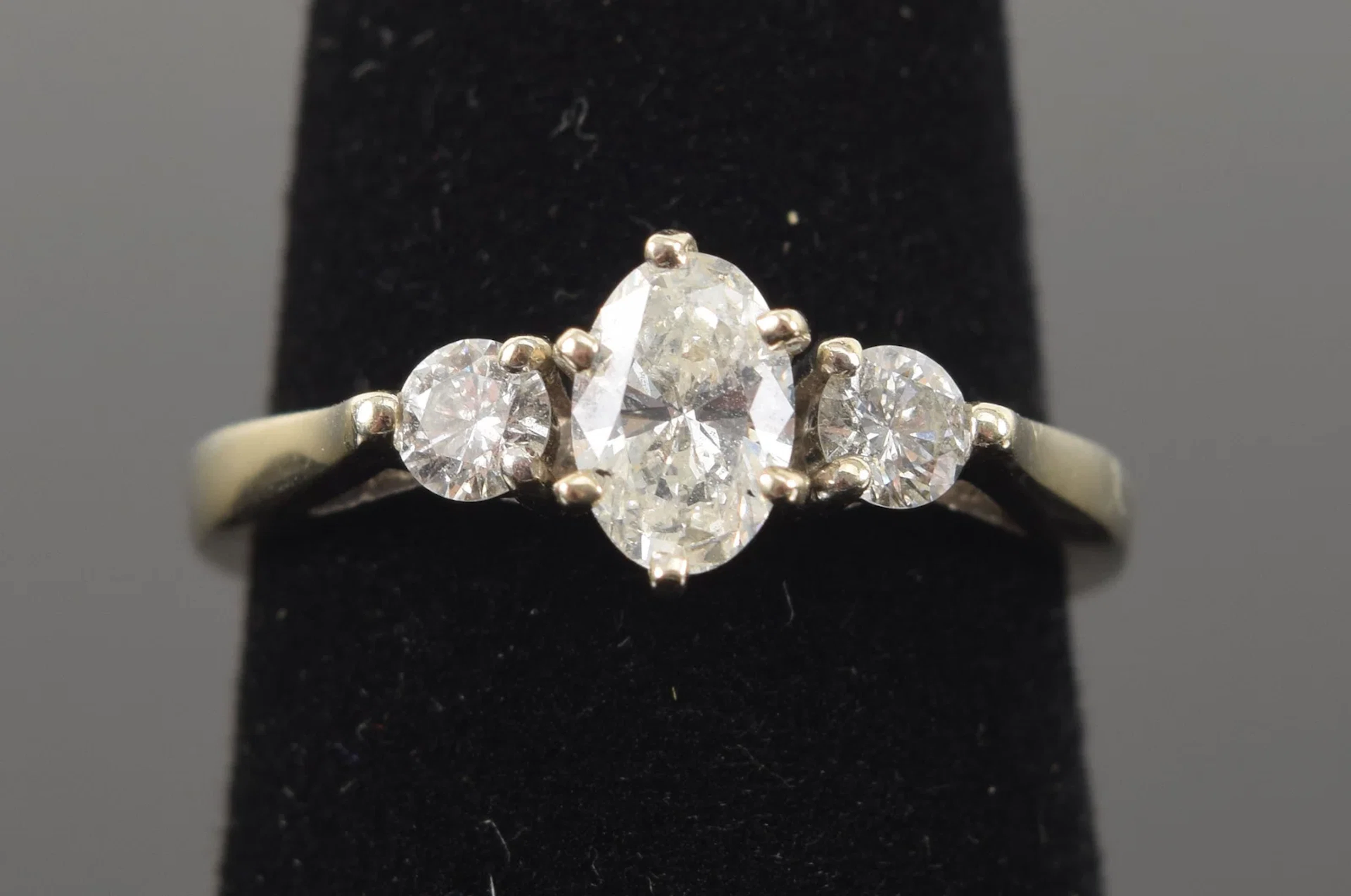 Vintage 14K white gold diamond ring. Center marquis cut diamond (6.1