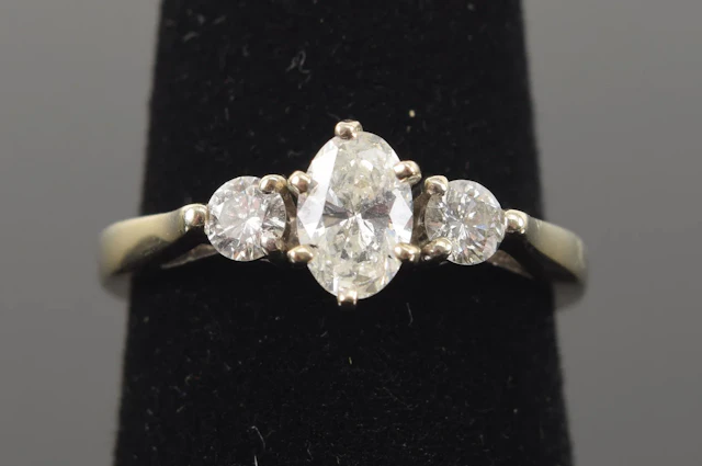 Vintage 14K white gold diamond ring. Center marquis cut diamond (6.1