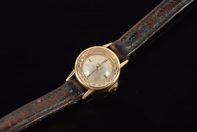 Omega 14K gold ladies' wristwatch. Case marked 14K. Missing "g" from