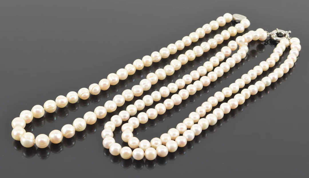 2 pearl necklaces. 1) Freshwater pearl necklace with sterling silver