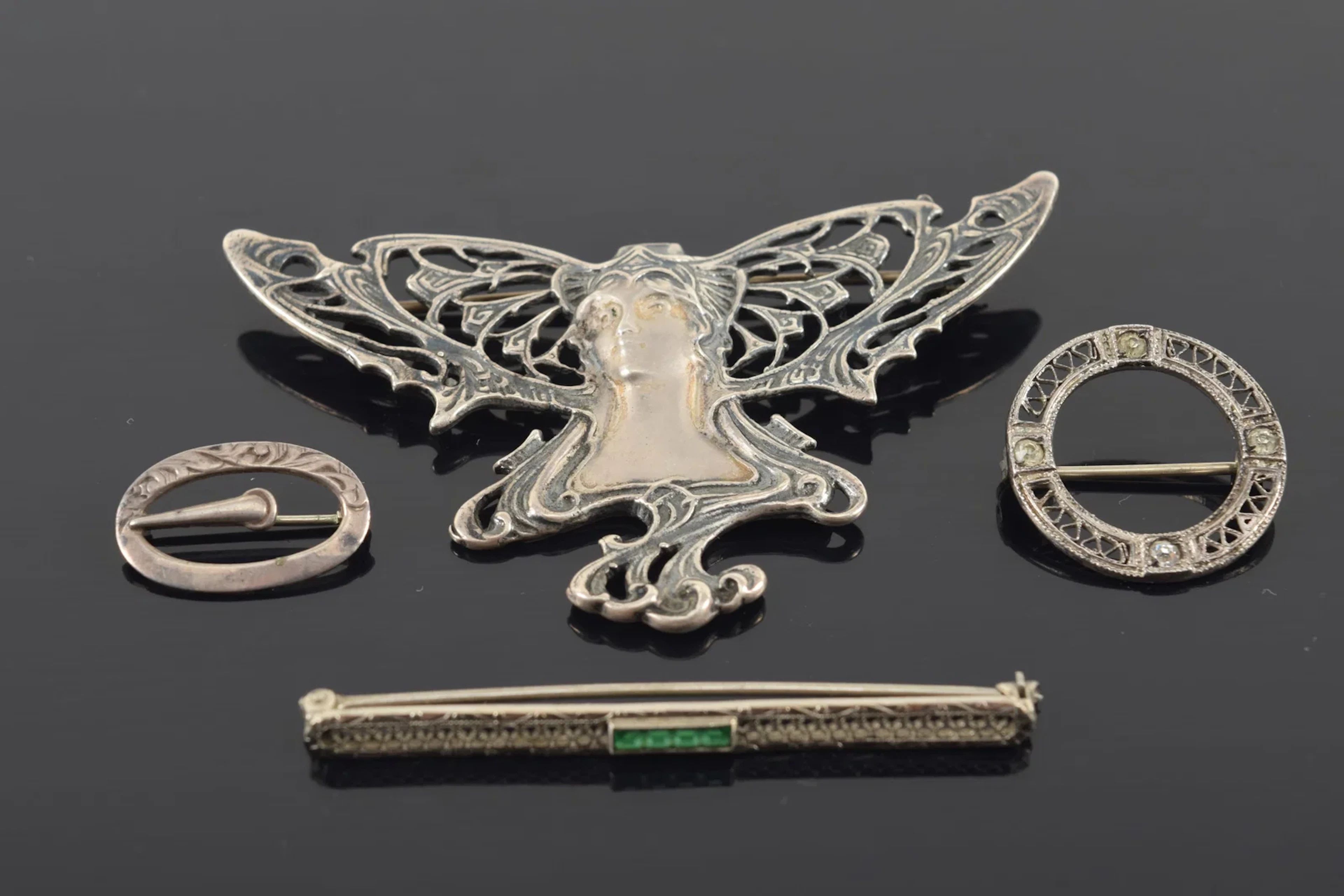 Lot of 4 Victorian silver pins. Largest: 2.75in wide. 0.5 ozt.
