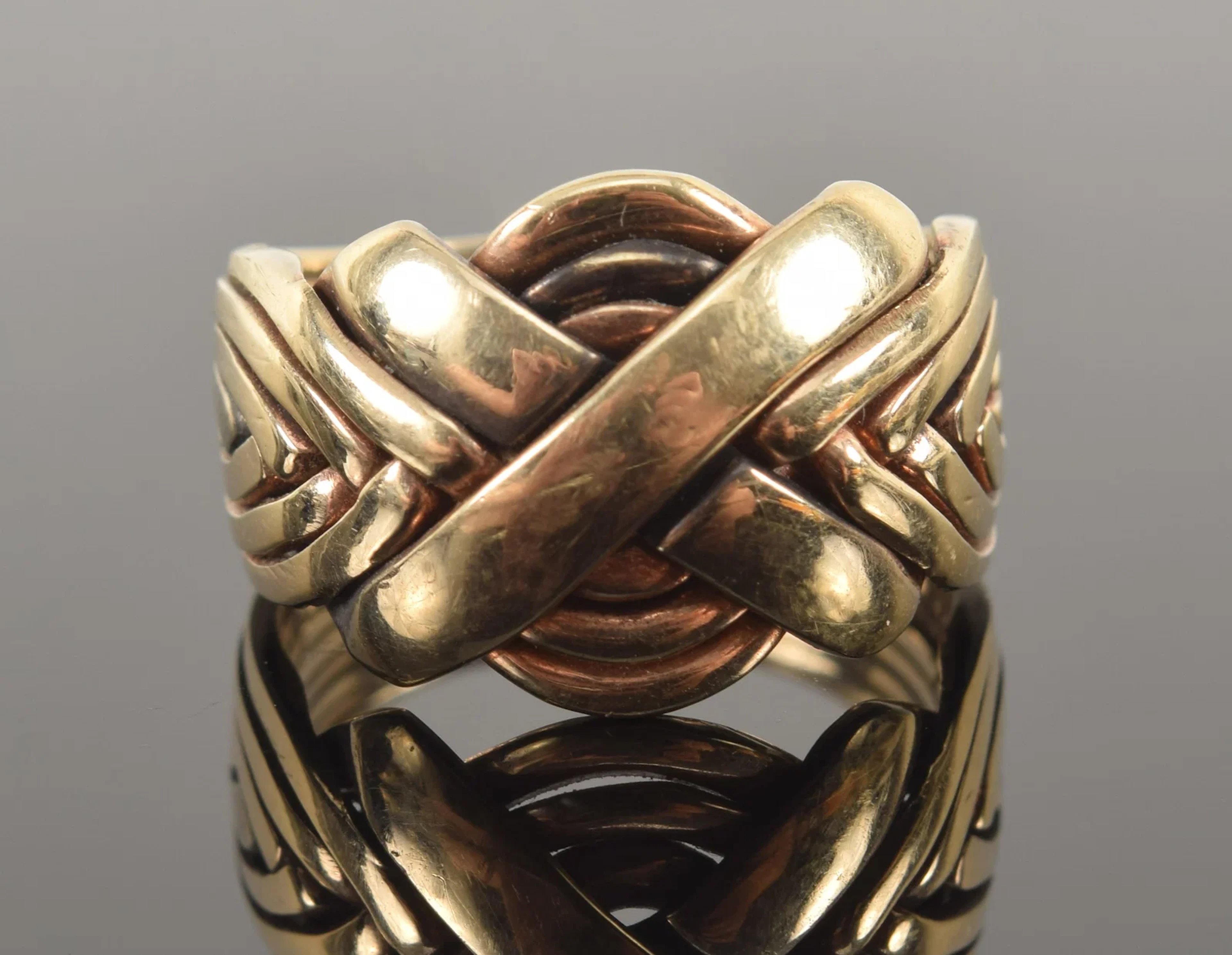 14K gold ring with woven design. Ring size 6.5. Partial mark on side.