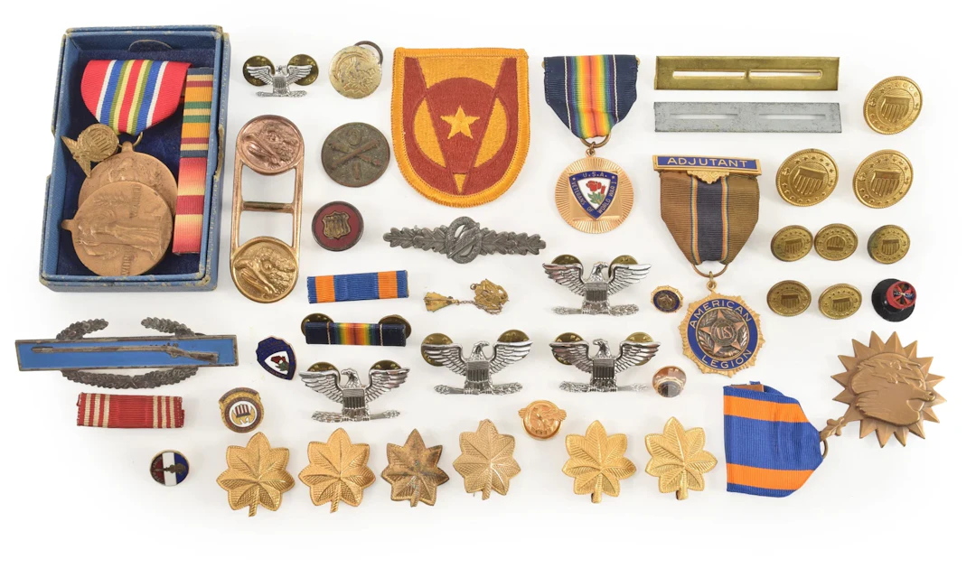 Collection of assorted military badges and insignia.