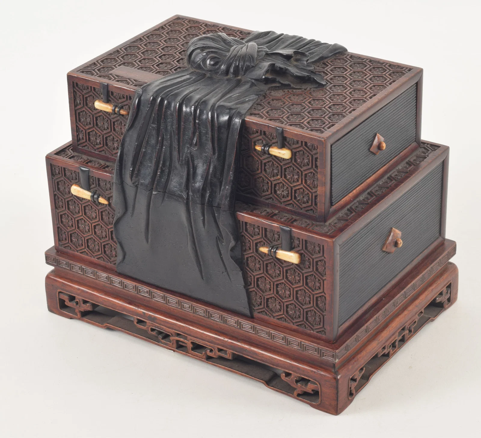 Treasure box. China. Chien Lung period (1735-1796). Zitan and hung