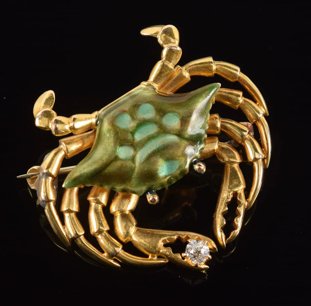 14K gold enameled crab pin. Realistic green-blue enameled shell and