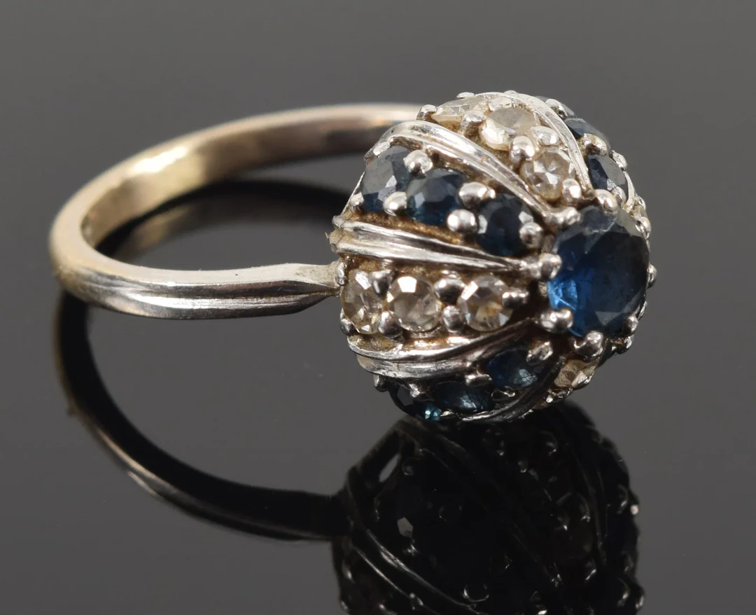 18K white gold sapphire and diamond ring. Bulb form setting with vertical