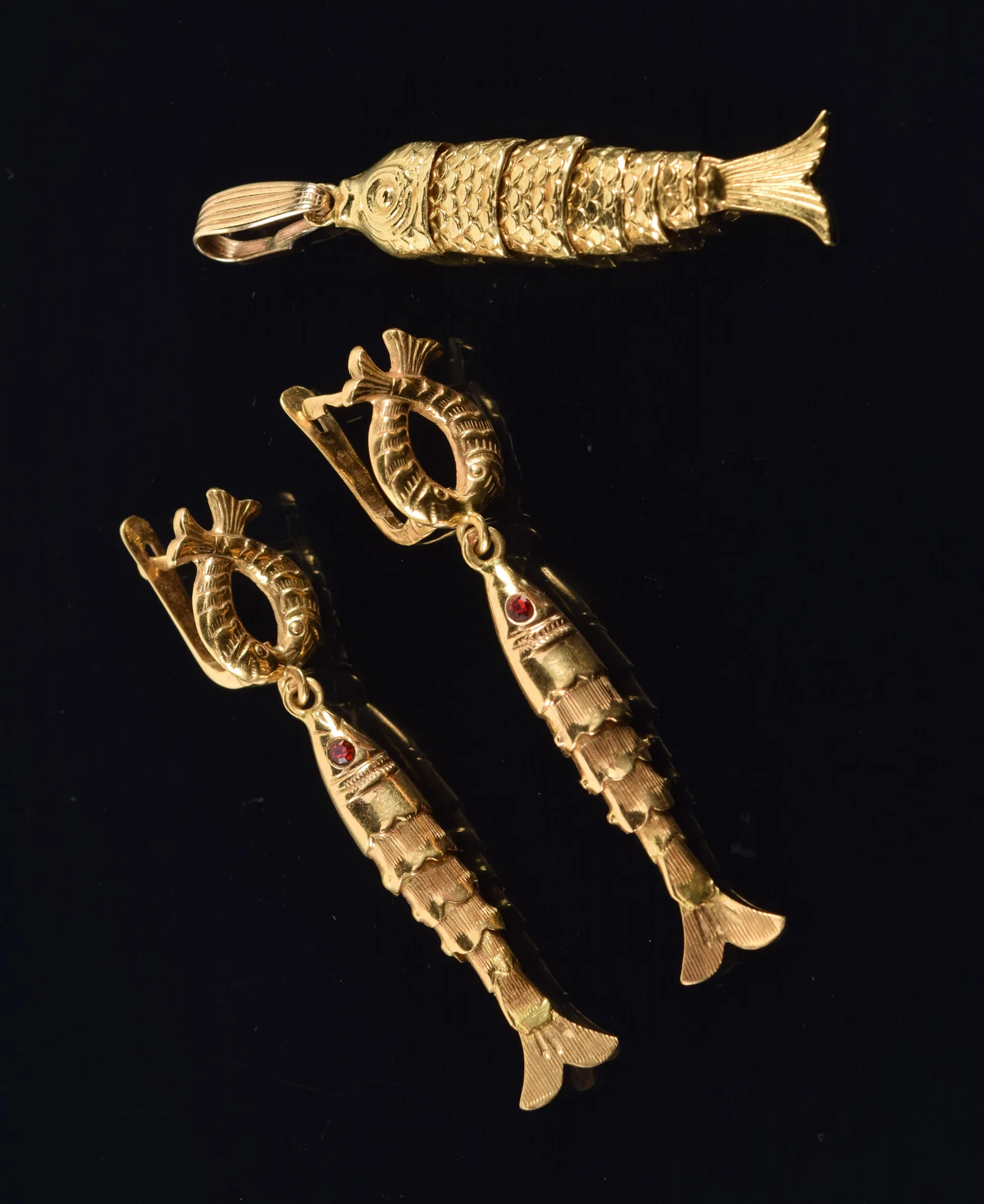 18K and 19K gold articulating fish jewelry. 1) Matching pair of 19K