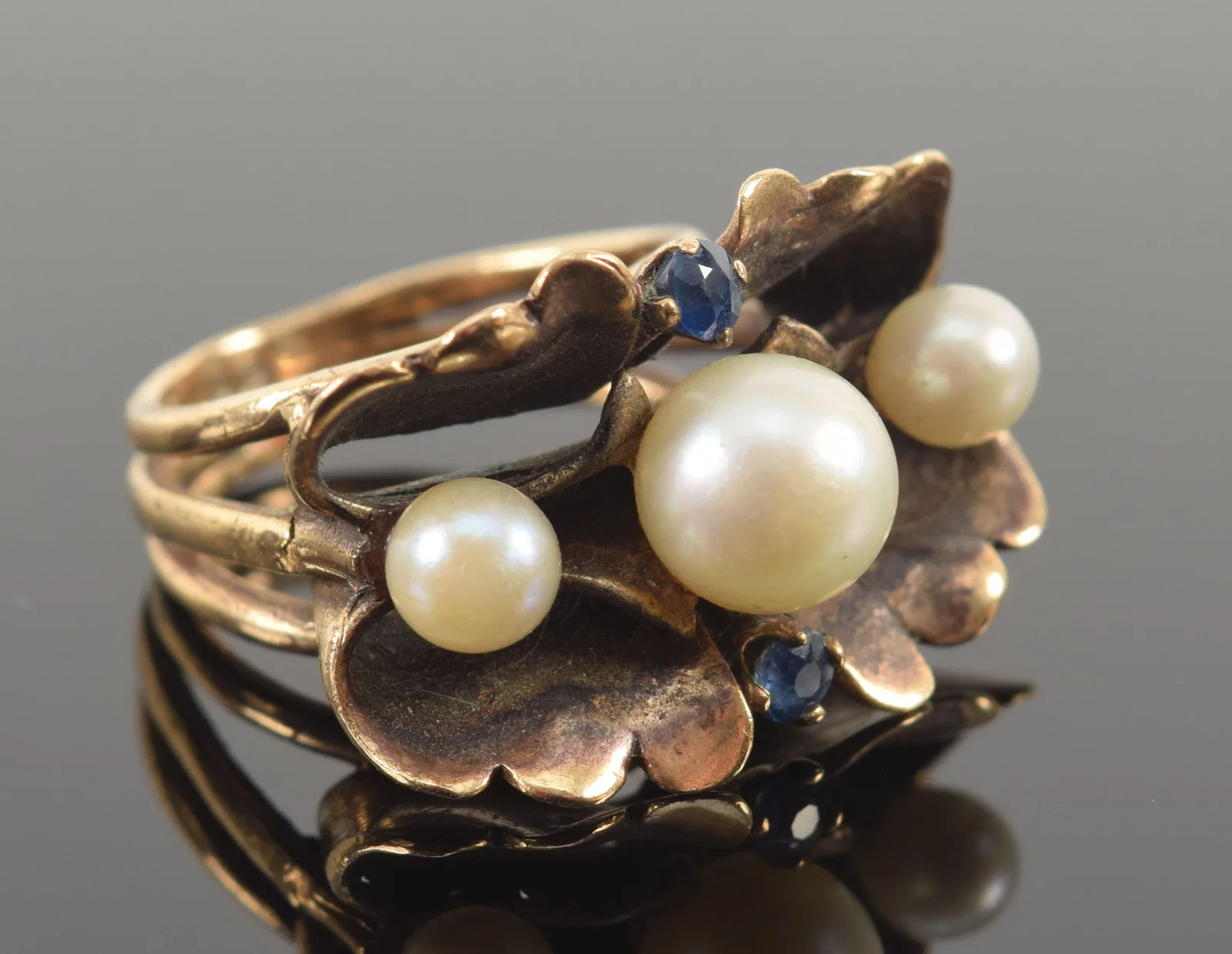 Karbra retro 14K gold pearl and sapphire ring. Central round pearl