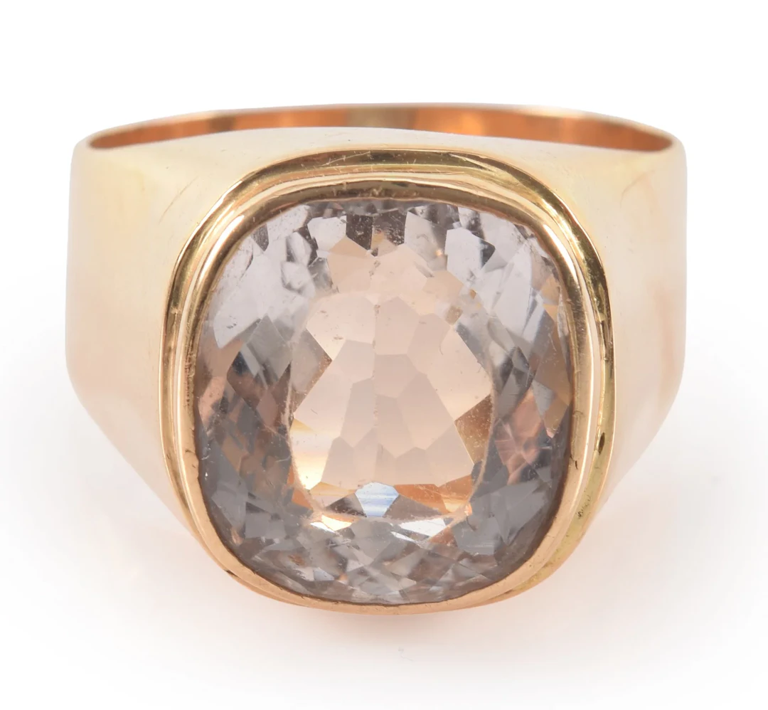 18K gold pale amethyst ring. Large cushion cut amethyst measuring