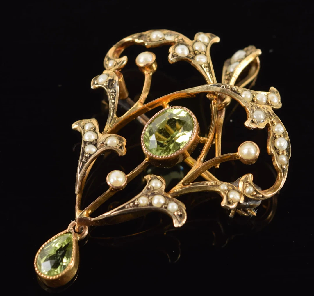 Antique 9K gold peridot and pearl pin/pendant. Openwork art nouveau