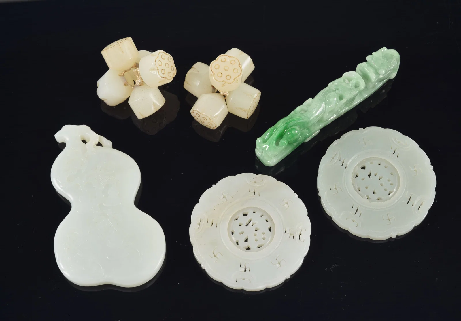 4 jade pendants. China. 19th century. Together with a group of jade