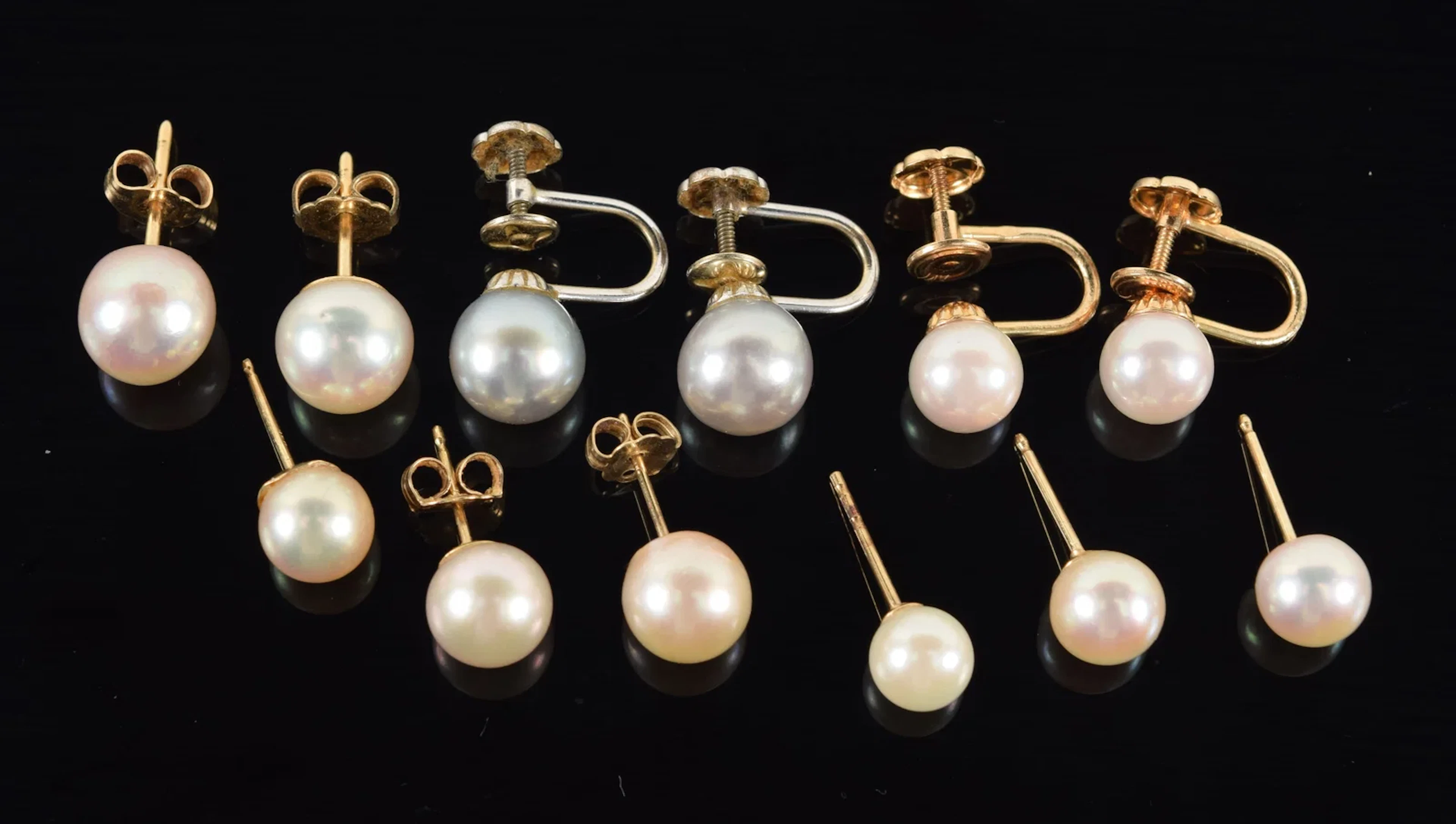 6 pairs of 14K gold pearl earrings. 4 pairs of stud earrings (largest