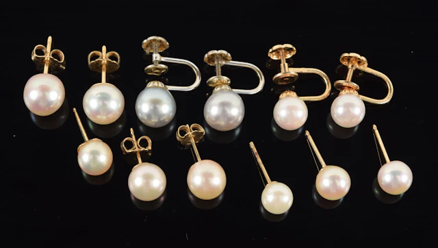 6 pairs of 14K gold pearl earrings. 4 pairs of stud earrings (largest